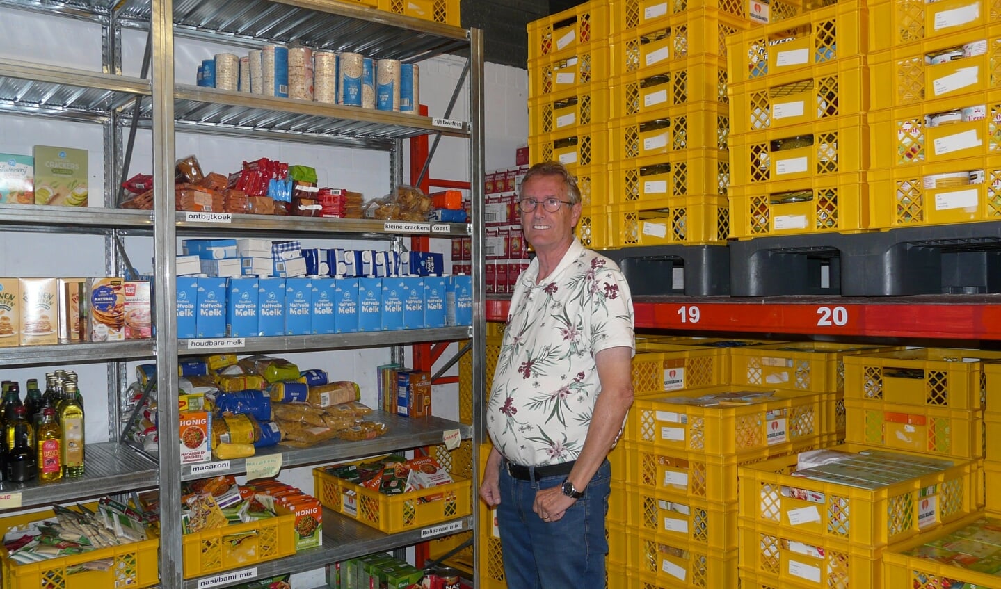 Voorzitter Cor van Dalen in het magazijn van de Voedselbank Nieuwegein-IJsselstein.