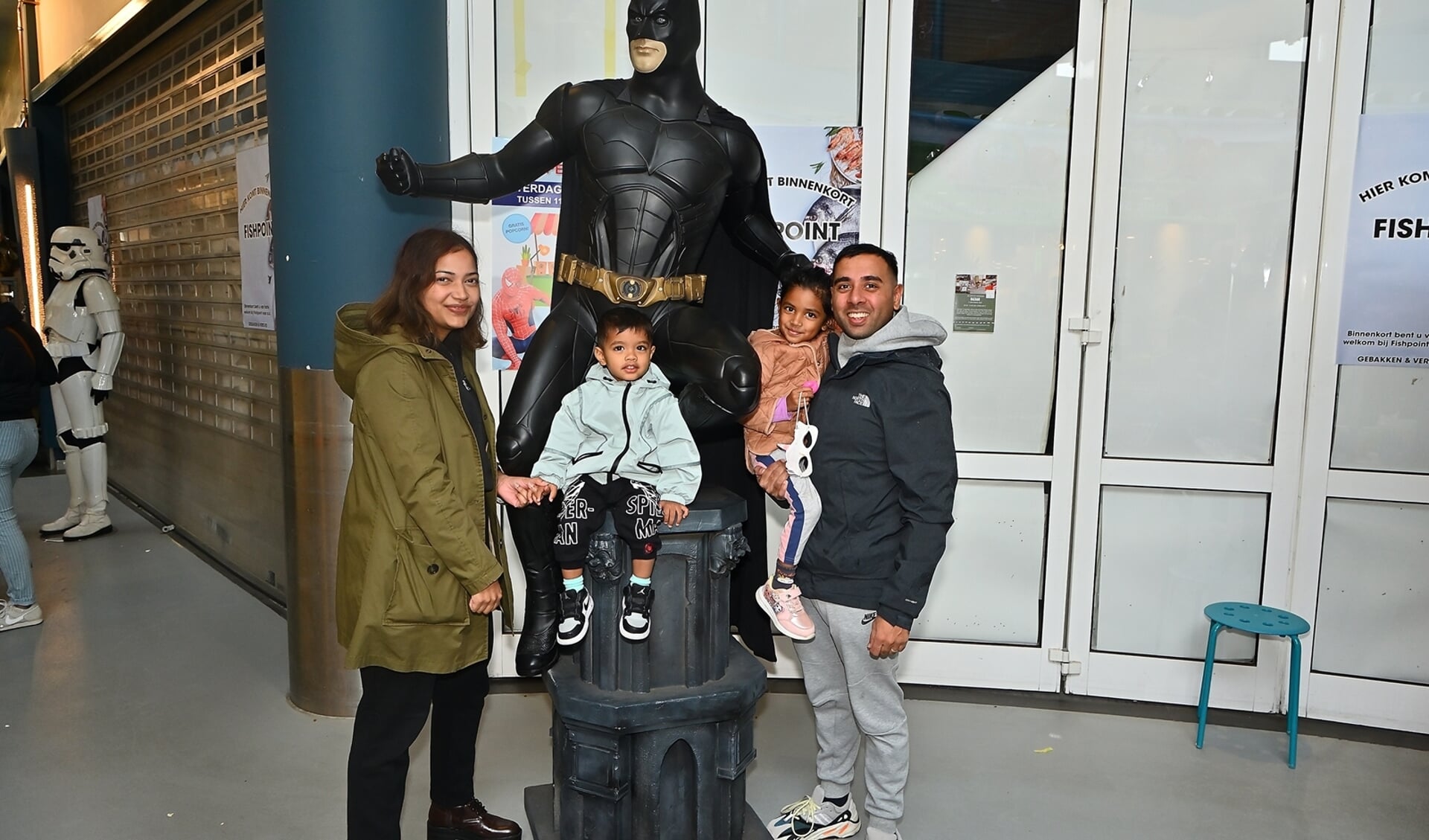 • Op de foto met Batman.