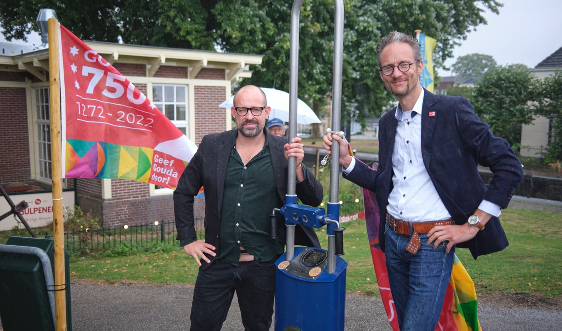 Links Theo pronk van Stichting Verborgen Stad, rechts wethouder Thierry van Vugt 