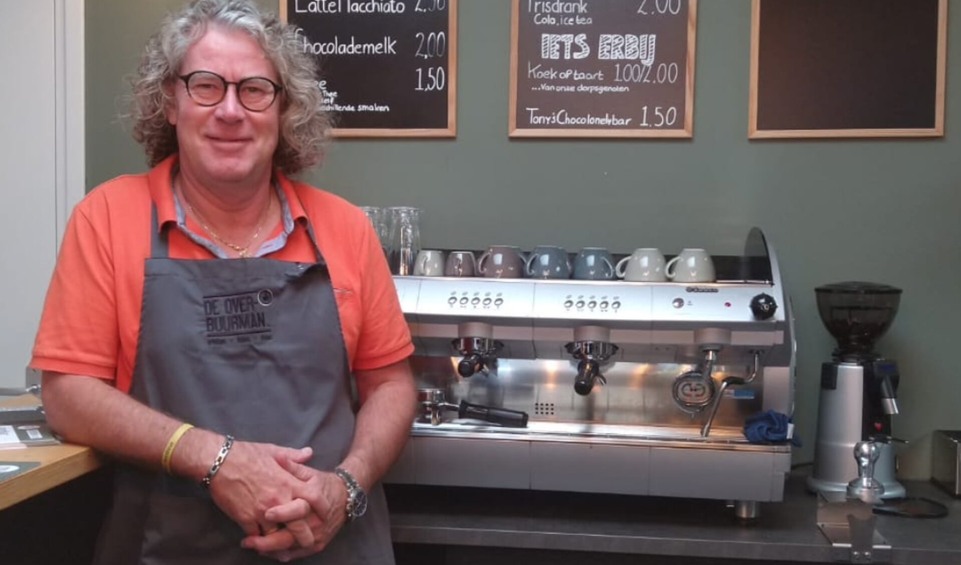 • Peter Overduin als barista in Deelcafé De Overbuurman.