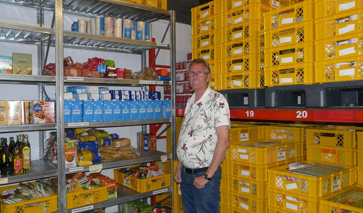 • Cor van Dalen in het magazijn van de Voedselbank