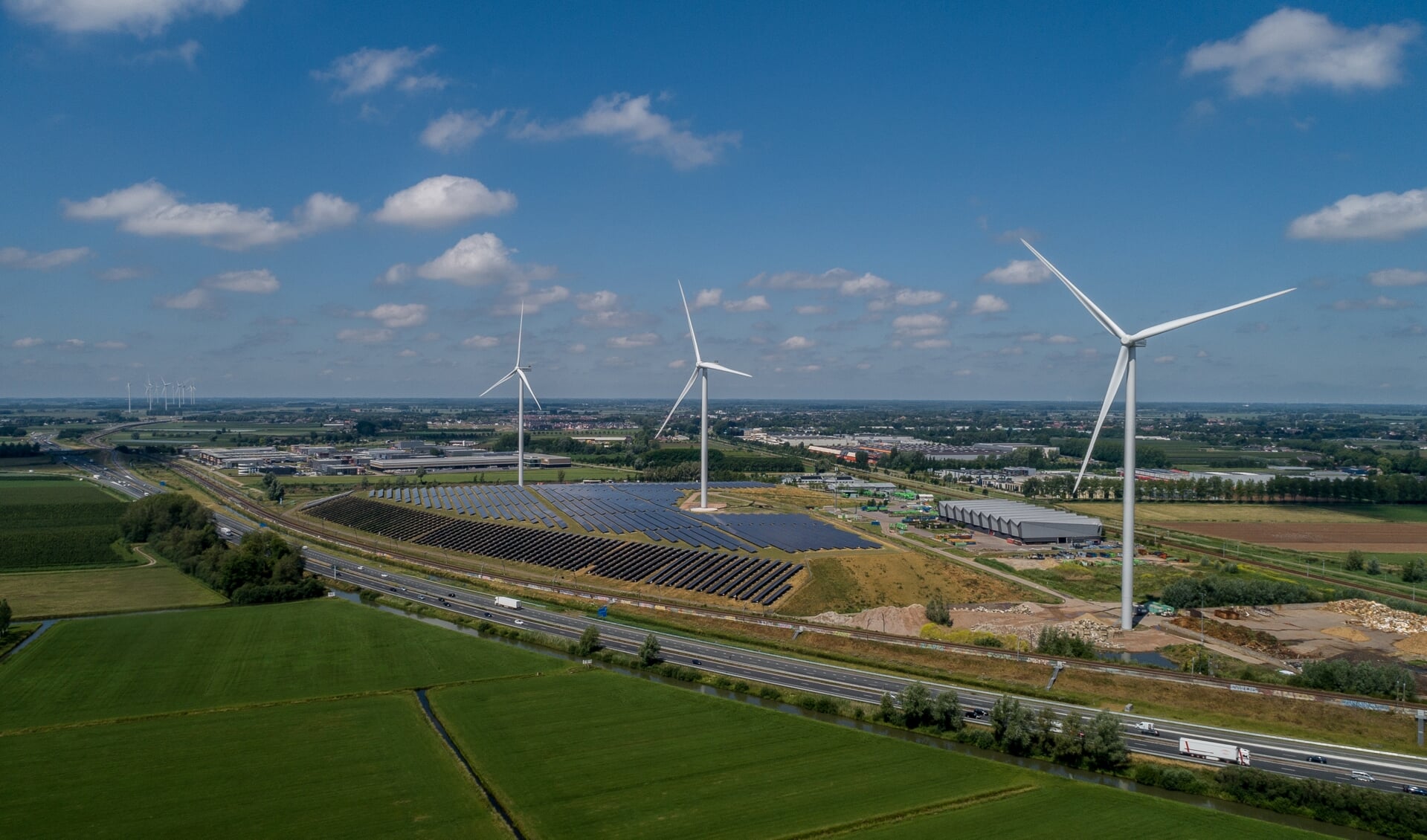• Zonnepark en drie windmolens bij AVRI-terrein in Geldermalsen. 
