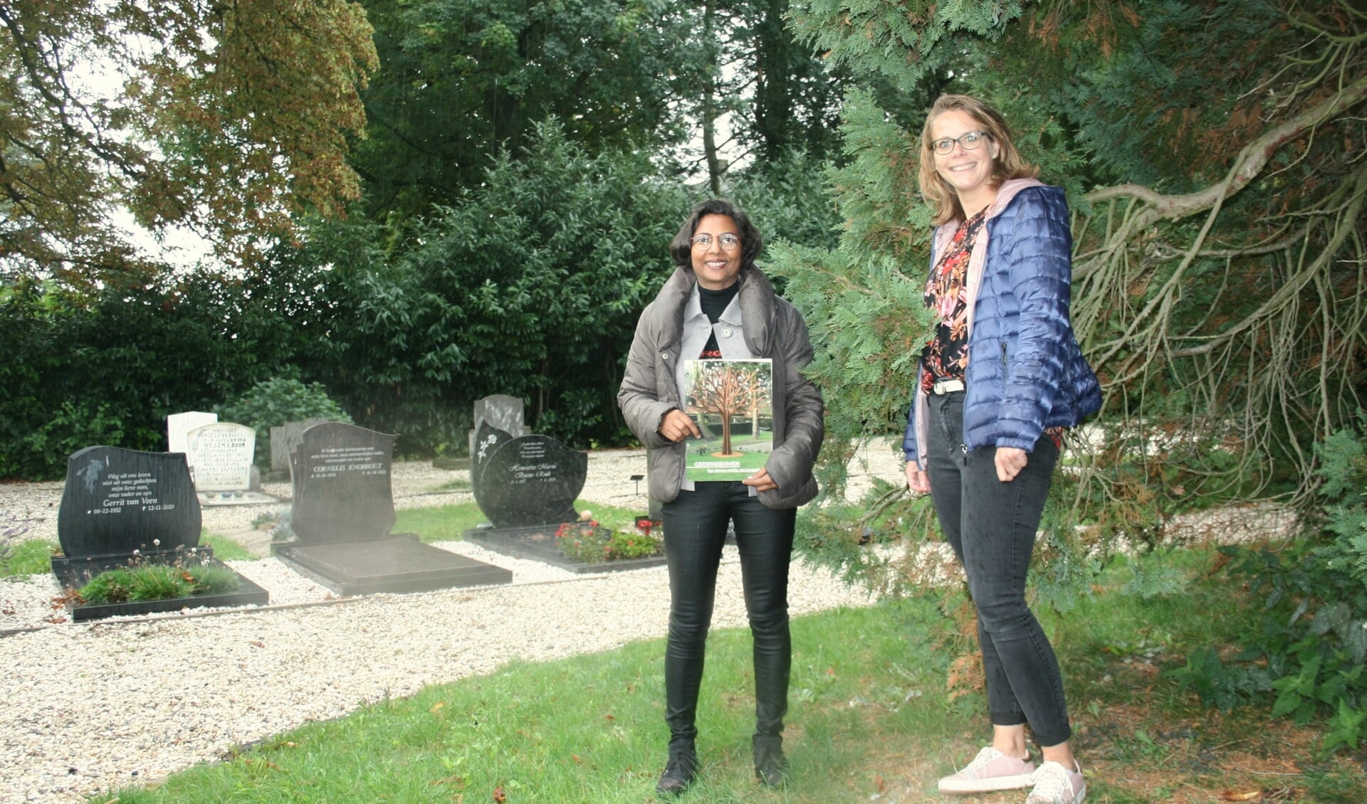 Veronica en Daniëlle op de plek waar de gedenkplaats komt op de Beusichemse begraafplaats.
