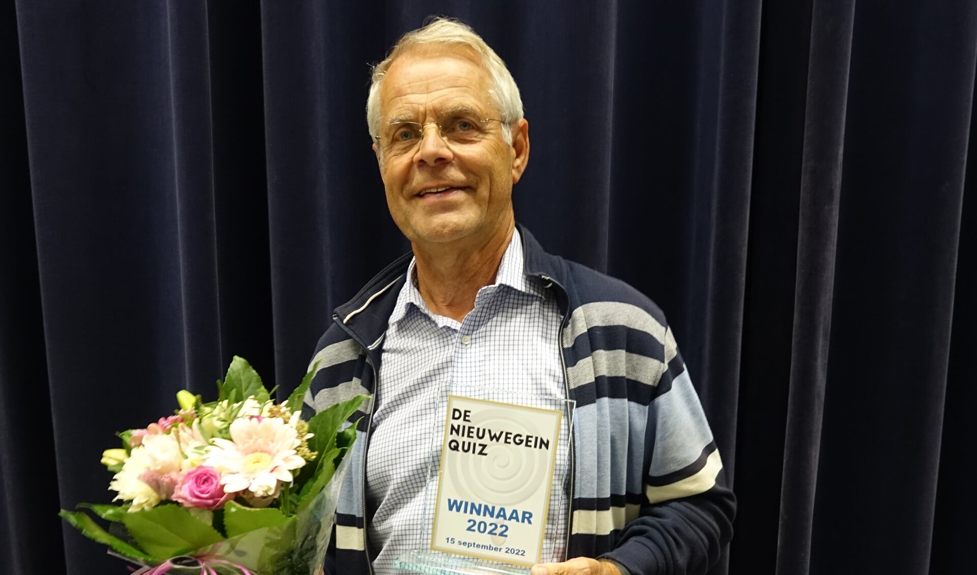 Winnaar van de Nieuwegein Quiz Hidde van der Kluit met zijn trofee.