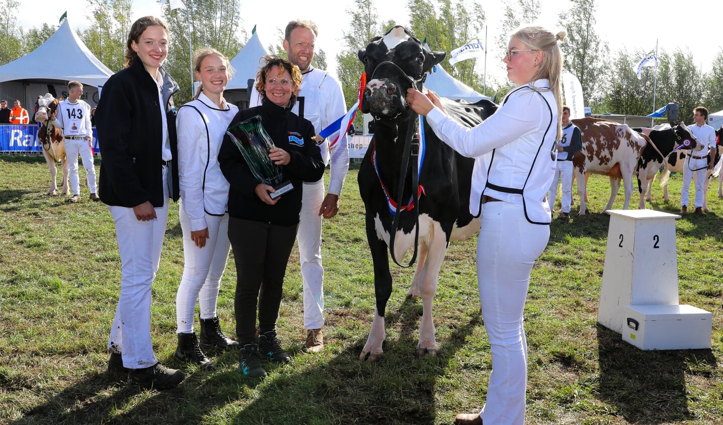 • De Dirk de Groot-bokaal en het kampioenslint waren voor Bons Holsteins Koba 245 van Maatschap Bons.