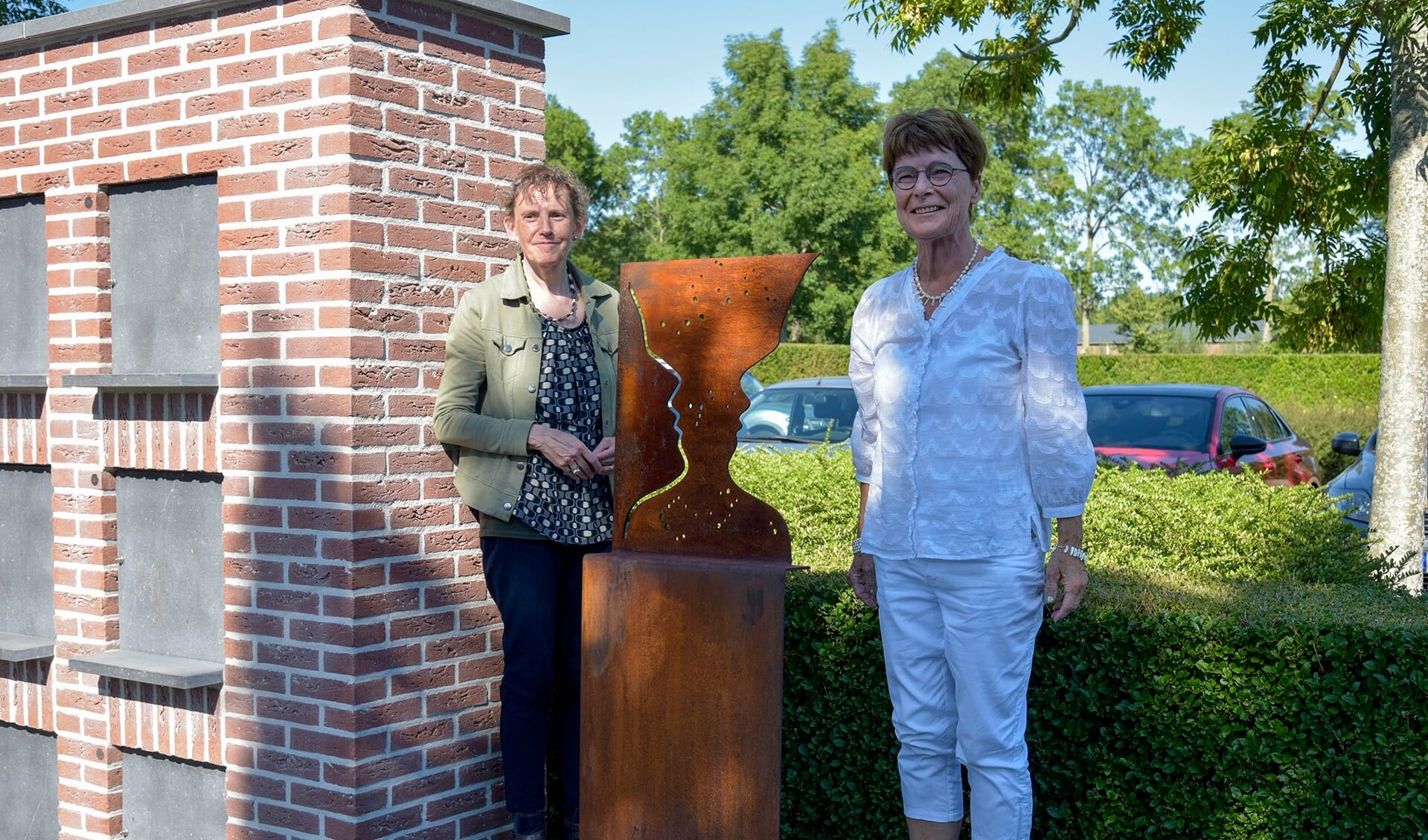 De onthulling bij de urnenmuur door wethouder Annemarie van de Pol (l) en kunstenaar Heleen van Nieuwland.