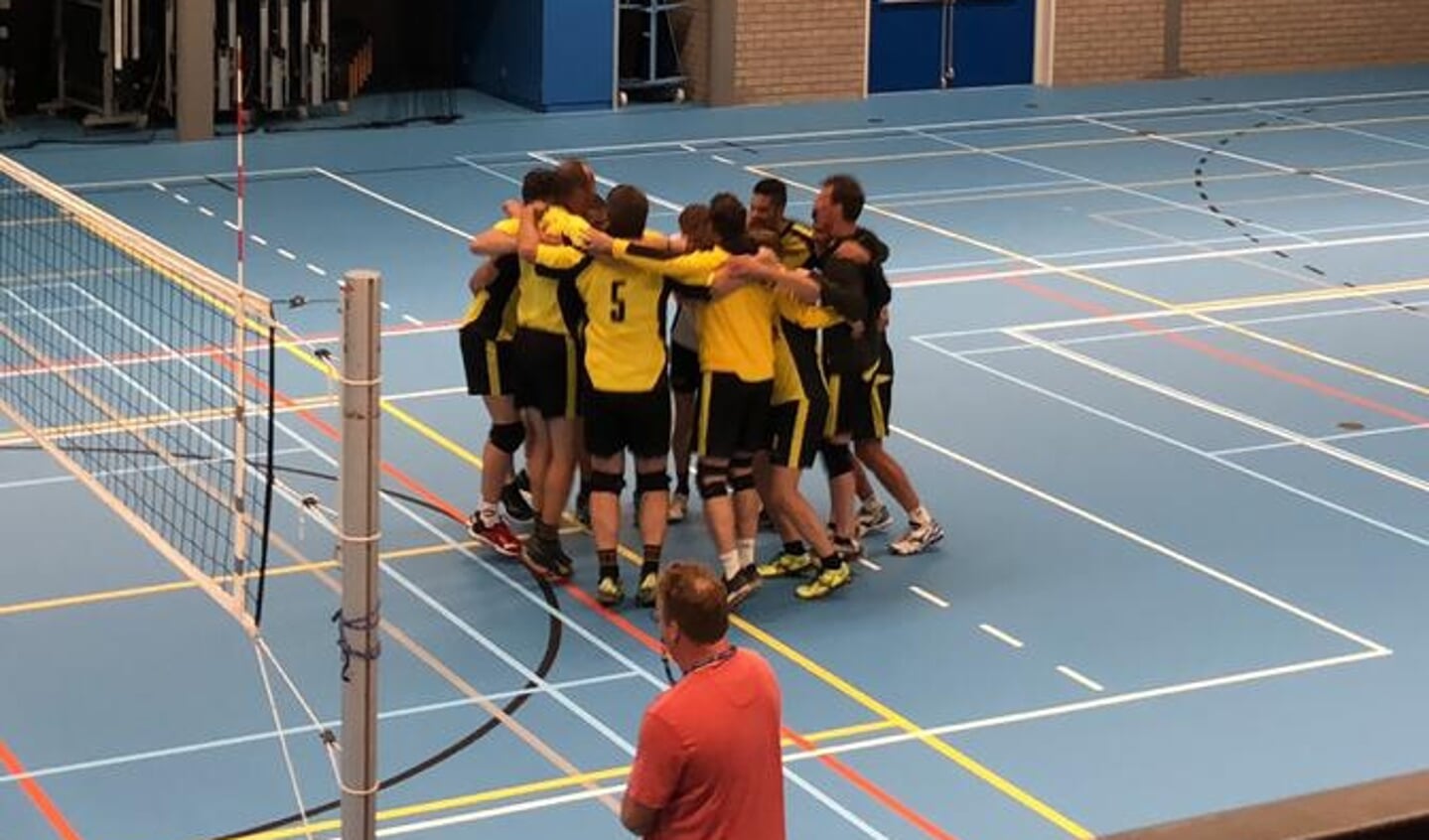 • Volley Meerkerk viert de eerste overwinning in de promotieklasse uitbundig.