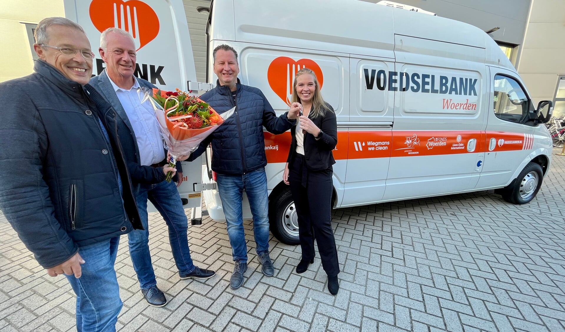 • Wout Boekhout (Voedselbank Nederland), Gert Blonk (VSB Fonds Woerden), Mike de Rover (van Dijk Vans Harmelen), Annemarie Hek (penningmeester Voedselbank Woerden).
