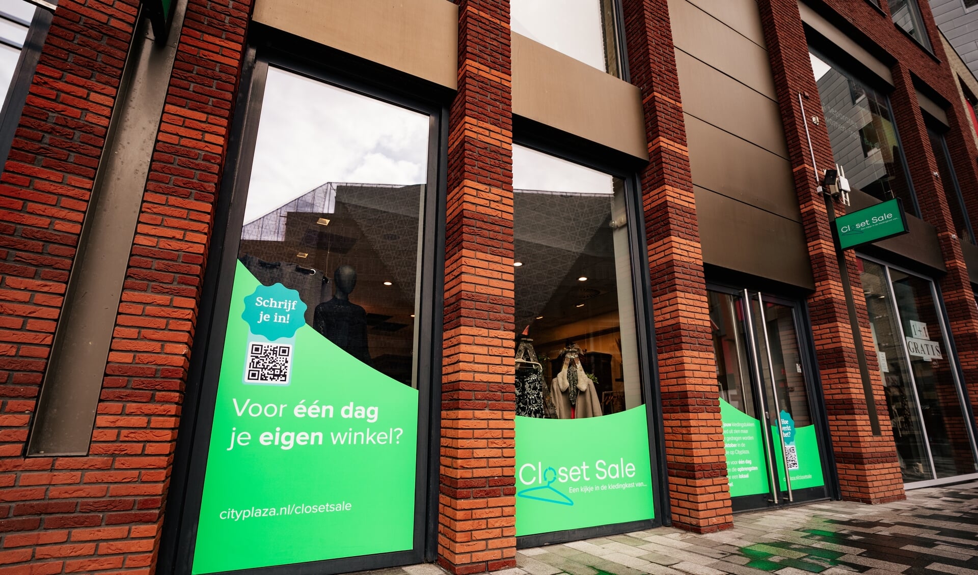 De winkel aan de Raadstede 27 in Nieuwegein waar 'The Closet Sale' plaatsvindt.