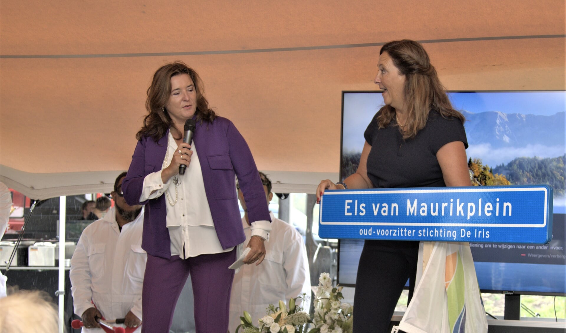 •  Els van Maurik kreeg van Lekstede Wonen een straatnaambord overhandigd. 