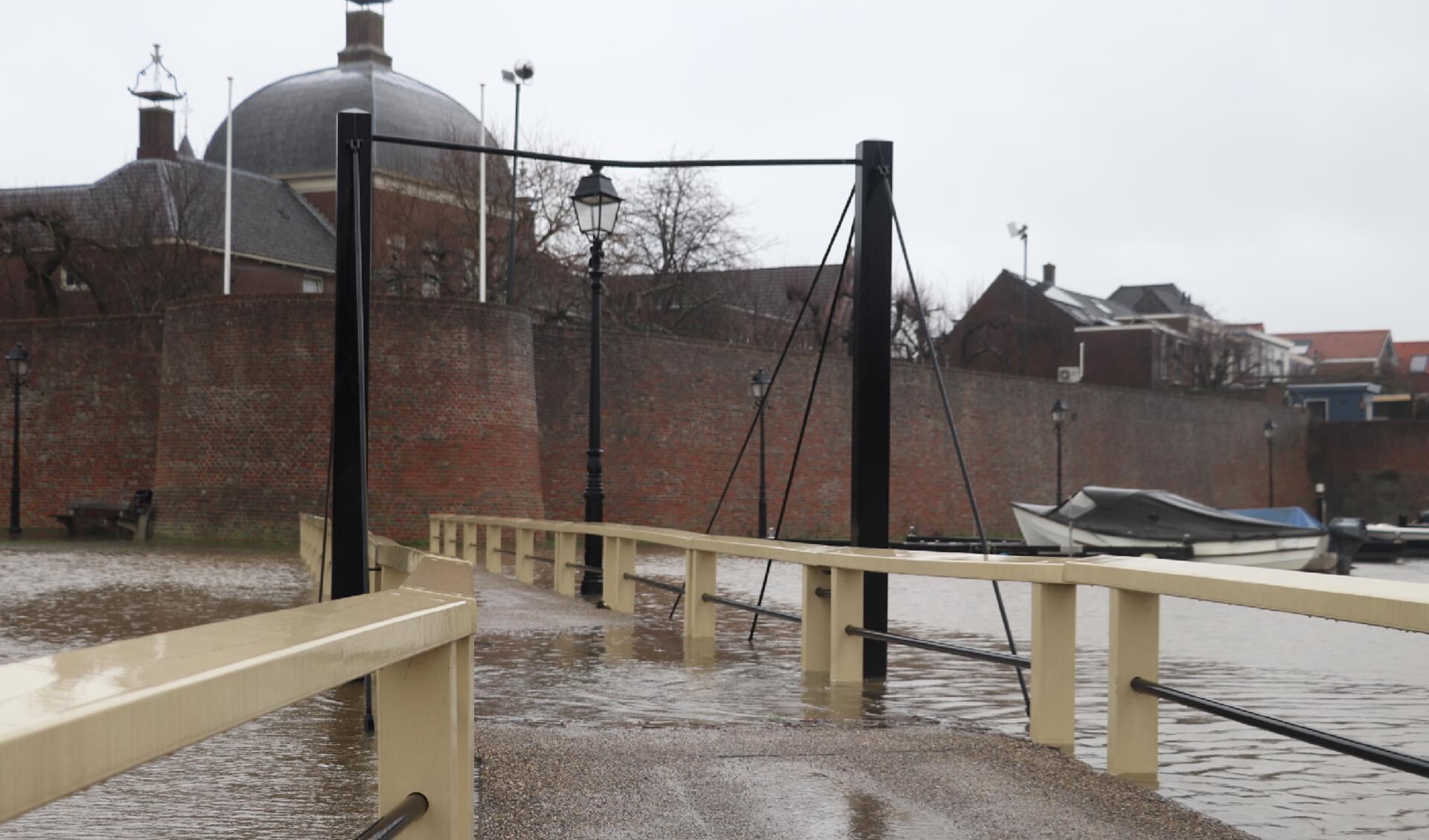 • In de haven van Leerdam is de stijging van het waterpeil duidelijk te zien. 
