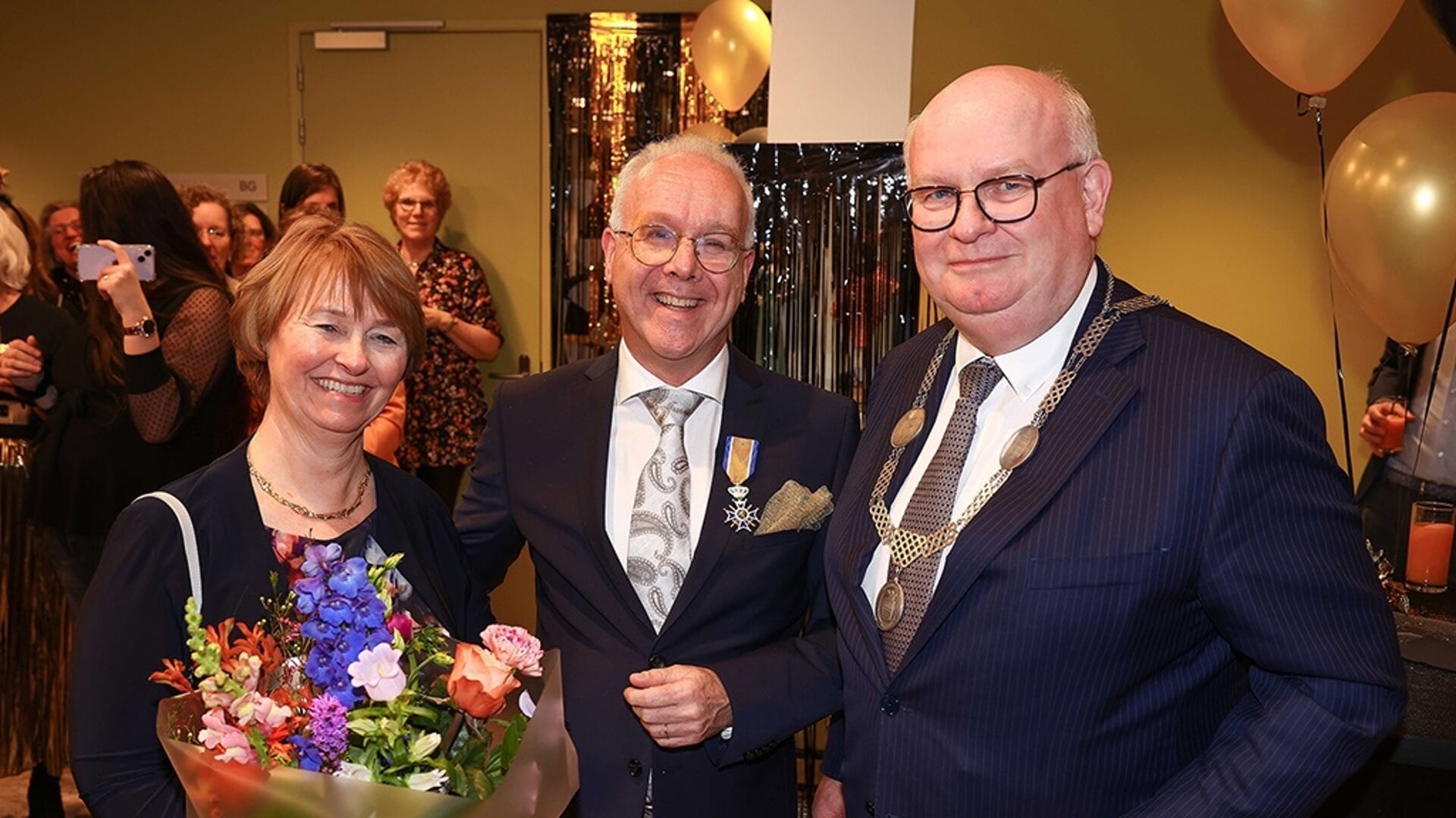 Huisarts Erik Asbreuk (m) ontving de koninklijke onderscheiding van burgemeester Frans Backhuijs.