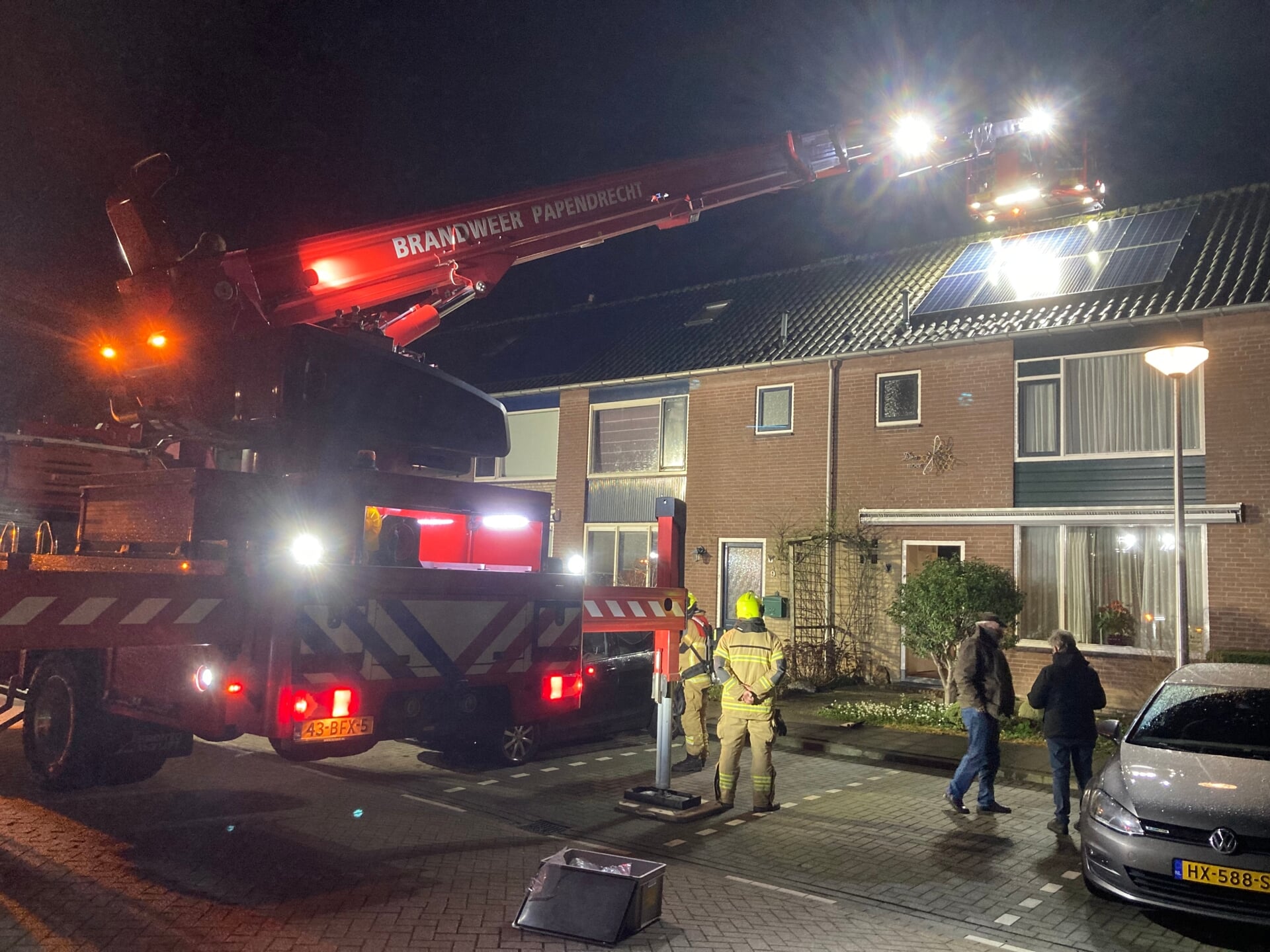 • De brandweer controleert een schoorsteen in Bleskensgraaf na brandmelding.