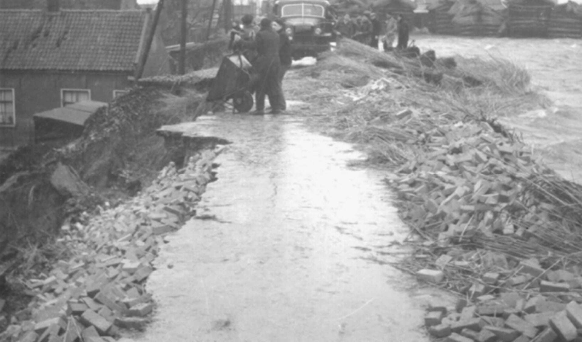 • De situatie in Gouderak in februari 1953, op het deel van de dijk dat tegenwoordig Middelblok heet. Met man en macht wist men hier een doorbraak te voorkomen.
