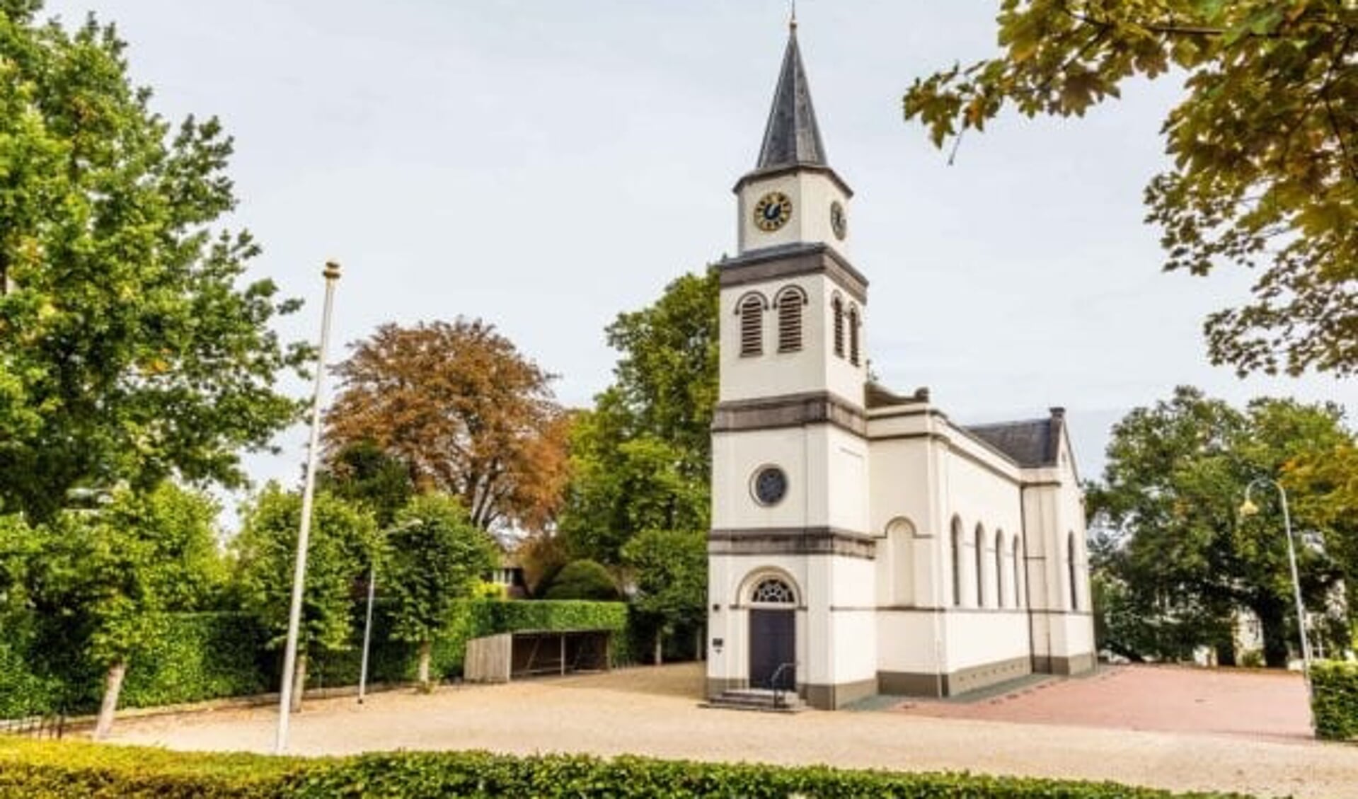 • Witte kerk in Waardenburg.