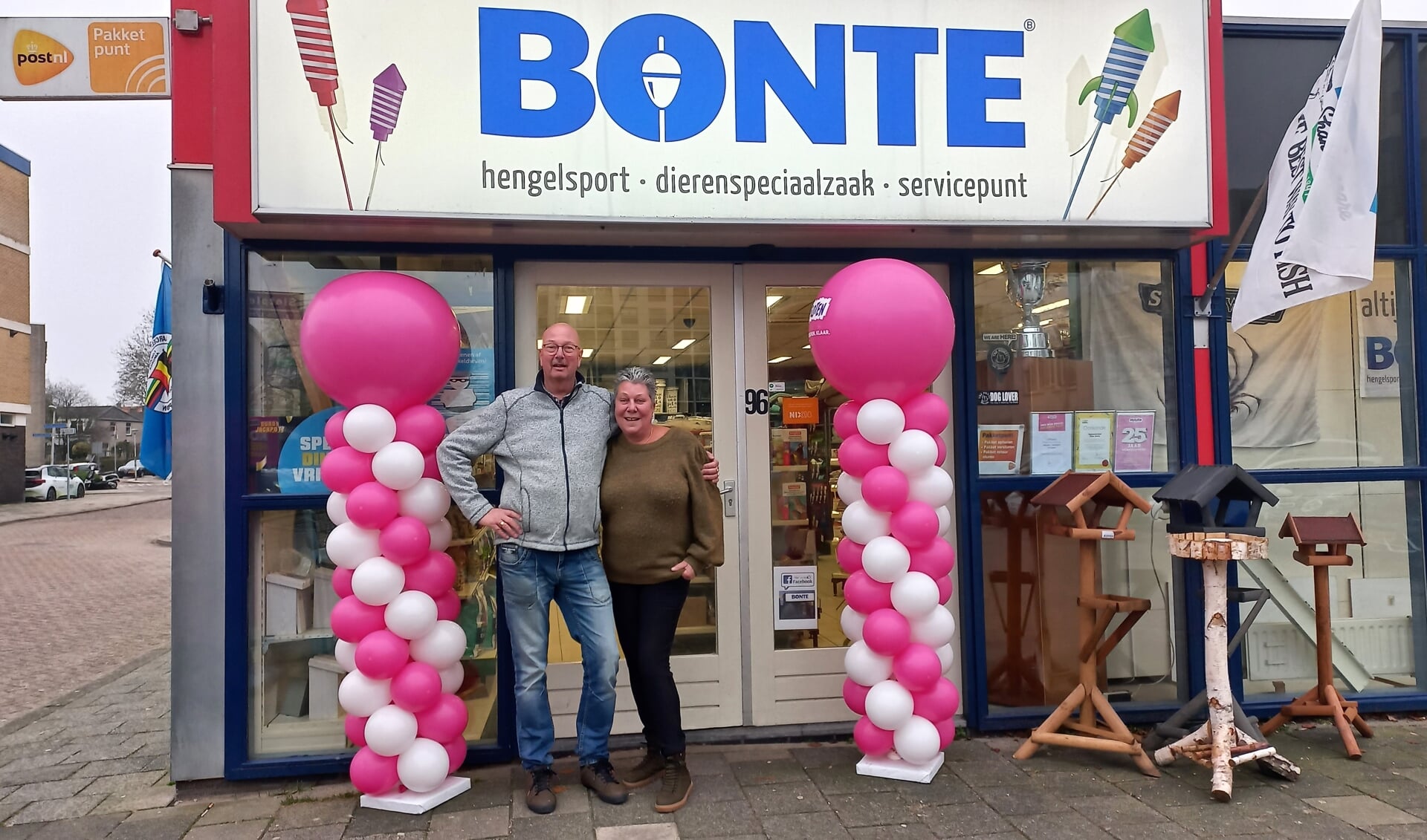 • Arie en zijn vrouw Brigitte Bonte voor de winkel aan het Slotplein in Capelle.