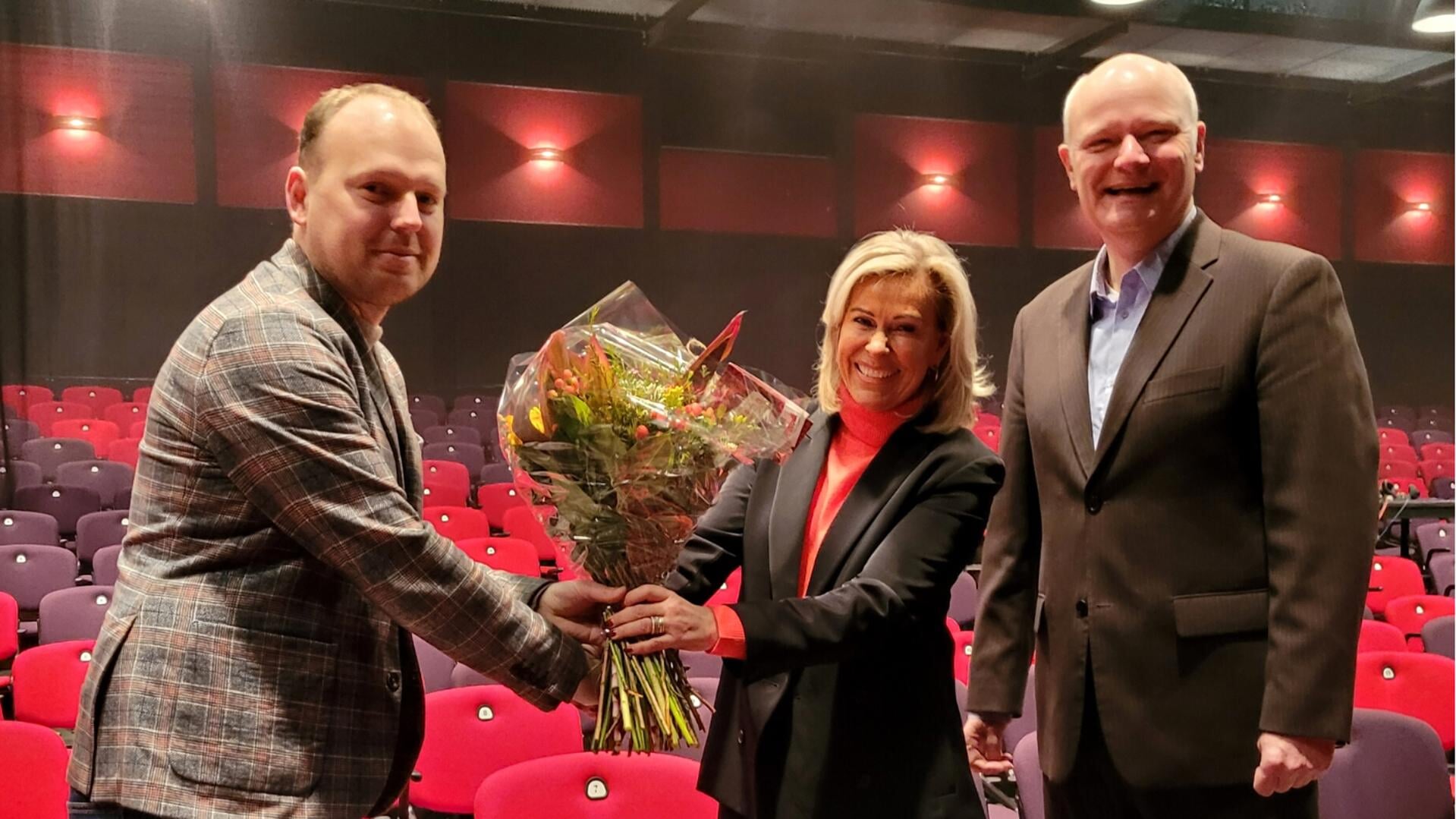• Het feestelijke moment, met v.l.n.r. Jan Dirk van der Borg, Helma Scheers en Erik Groeneweg.