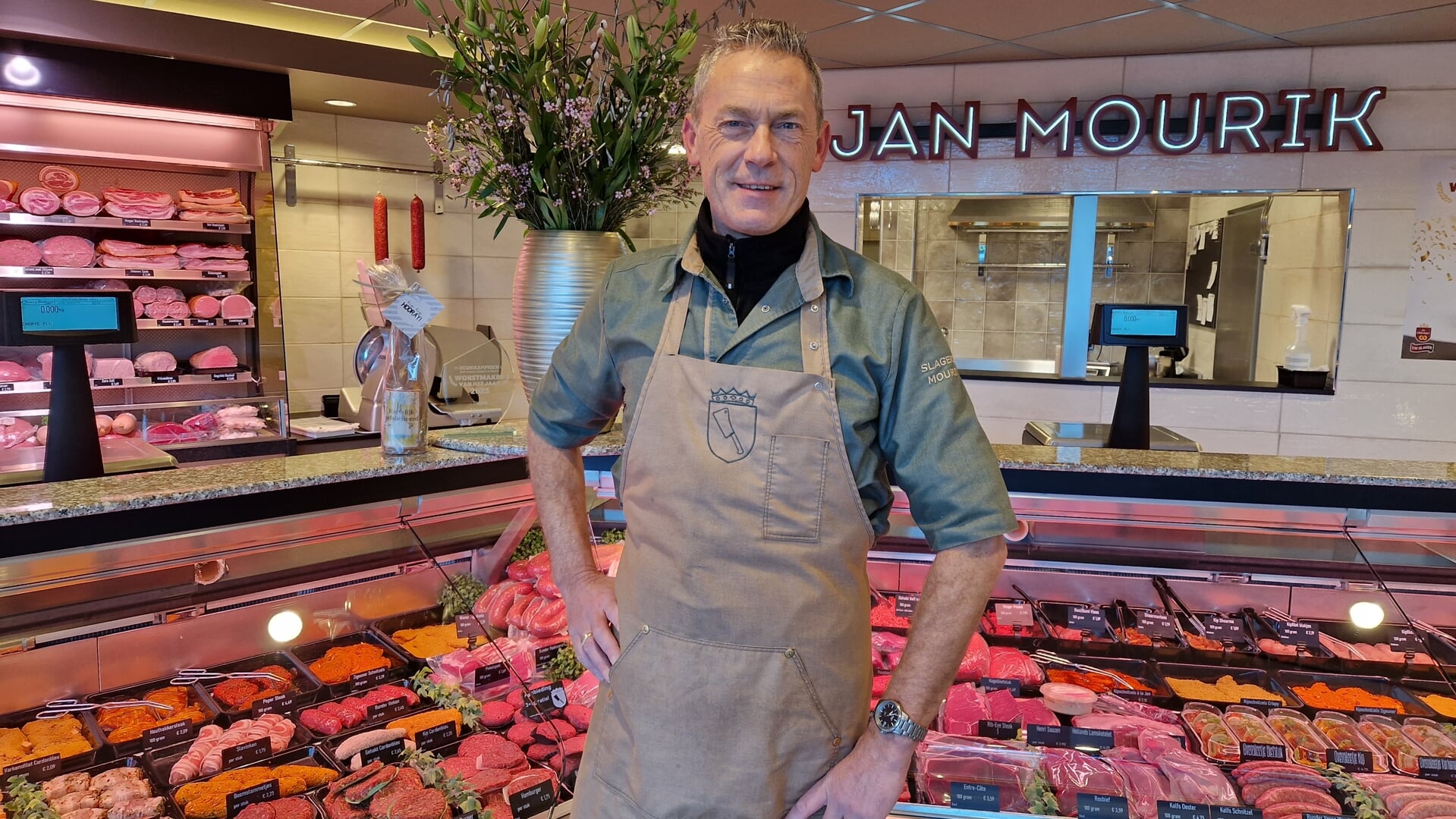 • Jan Mourik in zijn slagerij.