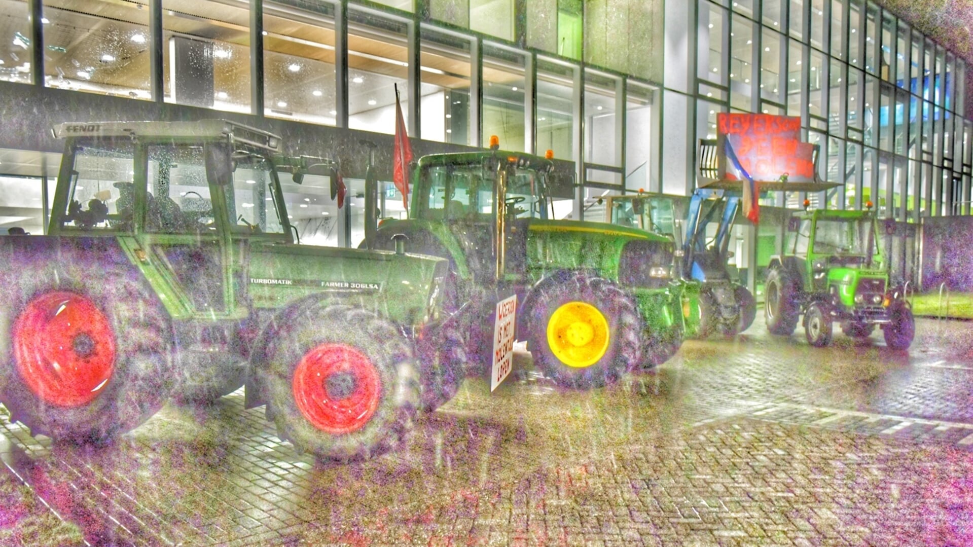• Tractoren voor de deur van het gemeentehuis in Woerden.