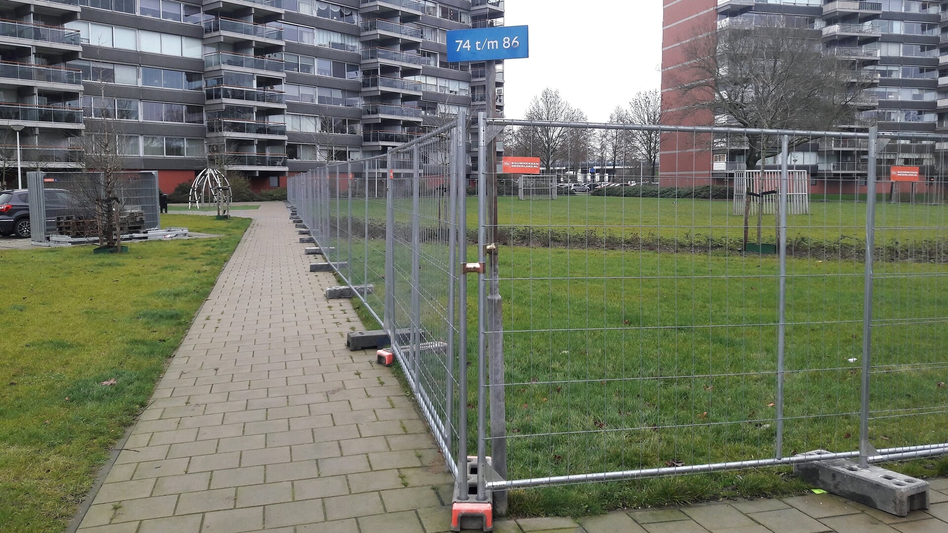 • De hekken zoals die er stonden rondom het trapveld aan de P.J. Oudstraat.
