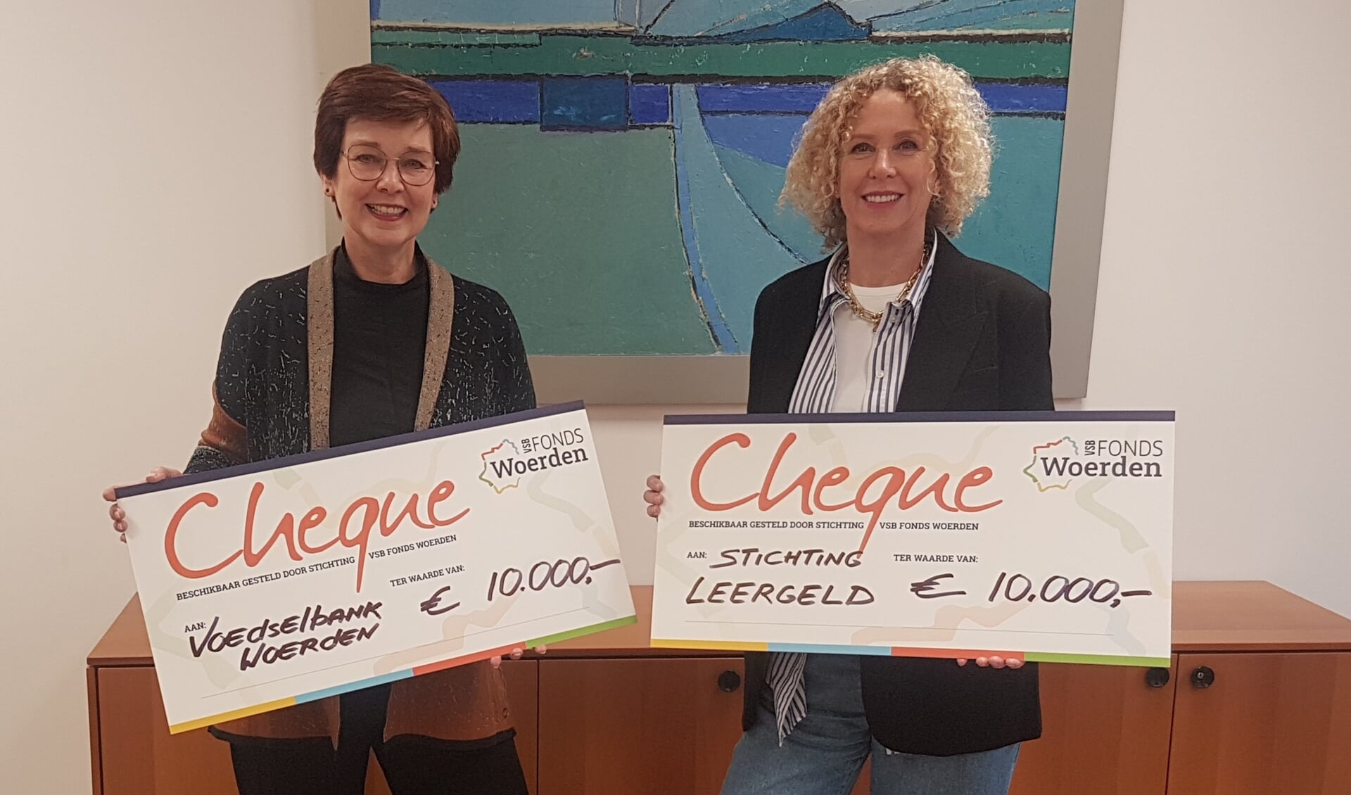 • Jolanda van der Spiegel van Voedselbank Woerden en carolien Gerritsen van Stichting Leergeld met de cheques.  