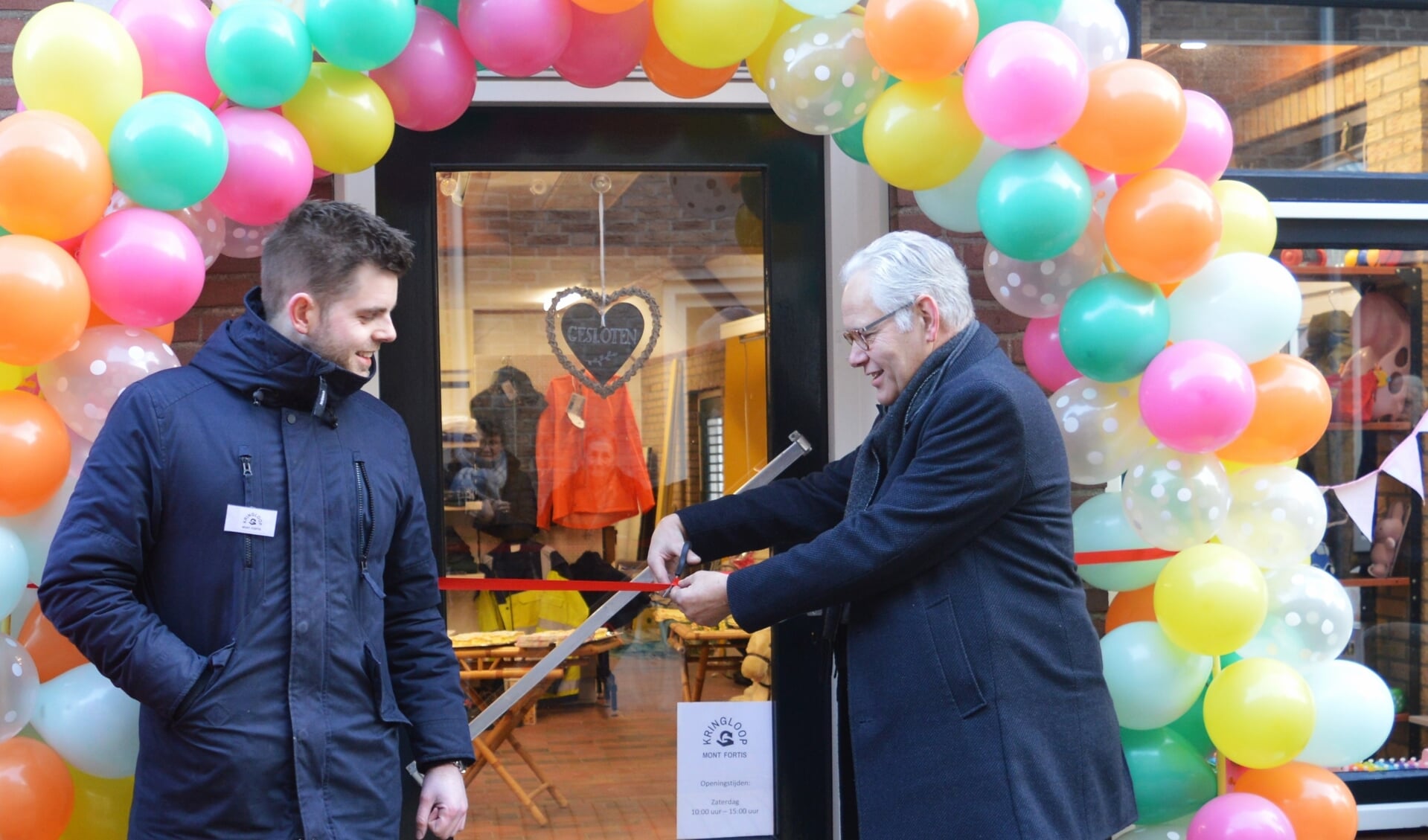 • Wethouder Wim van Wikselaar opent Mont Fortis met een zojuist gekochte schaar.