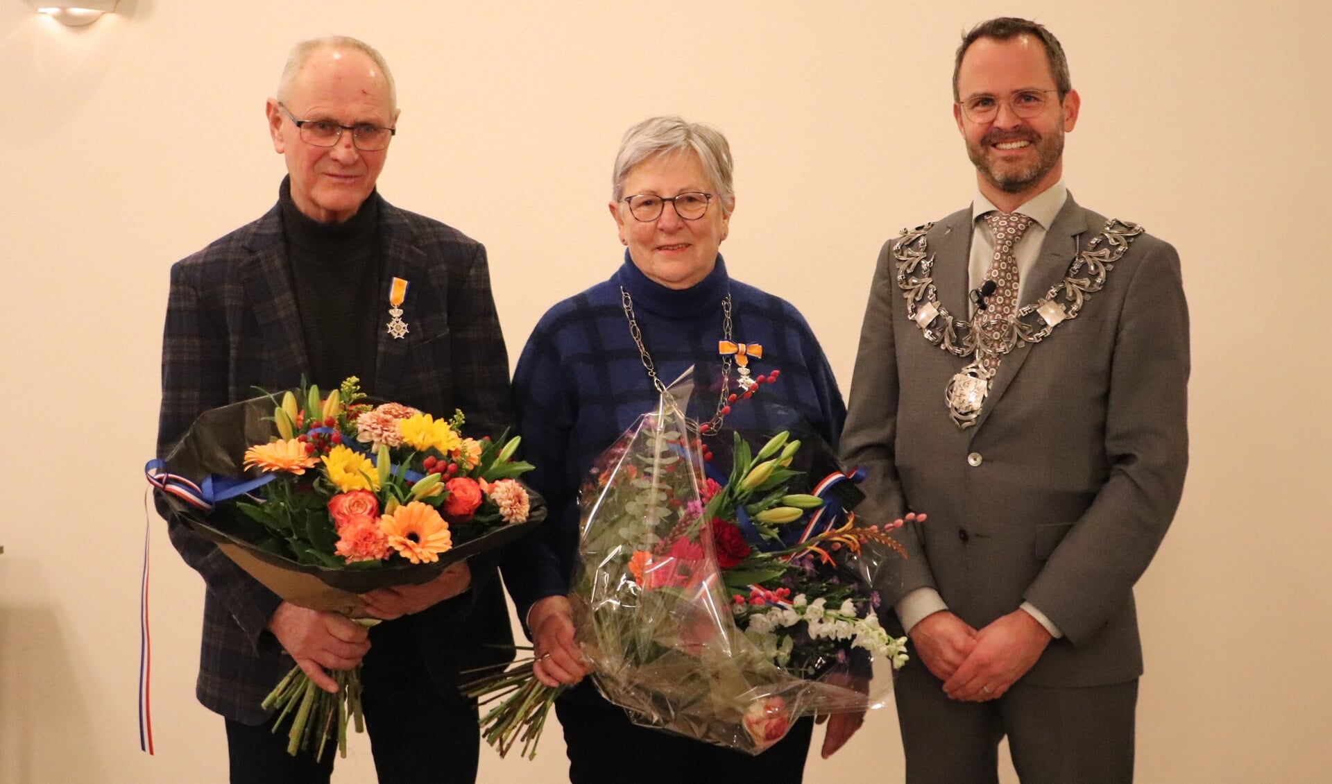 • Ben en Bertha Groothedde met burgemeester Laurens de Graaf.
