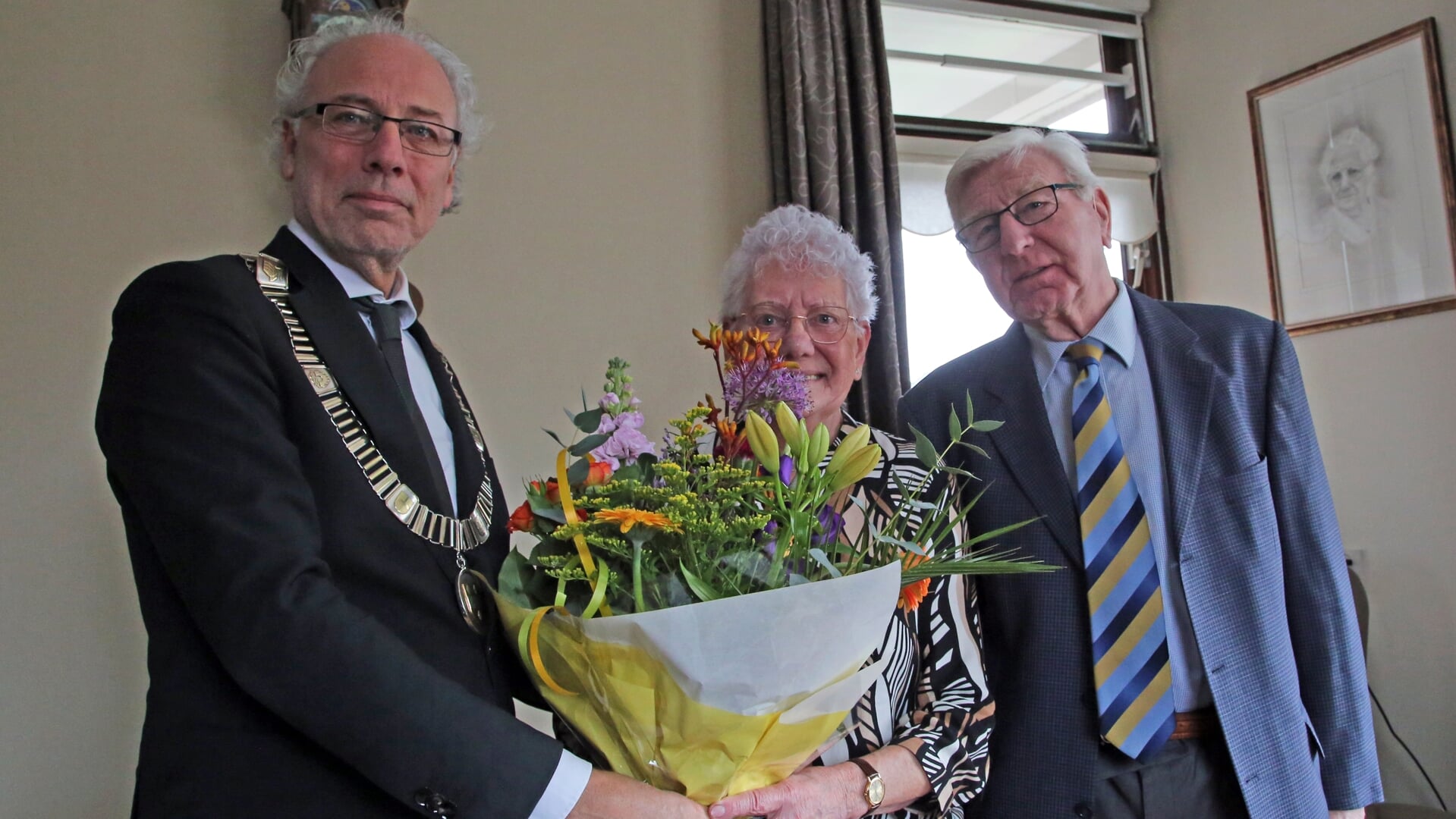 • Burgemeester Victor Molkenboer met het echtpaar Van Duuren.