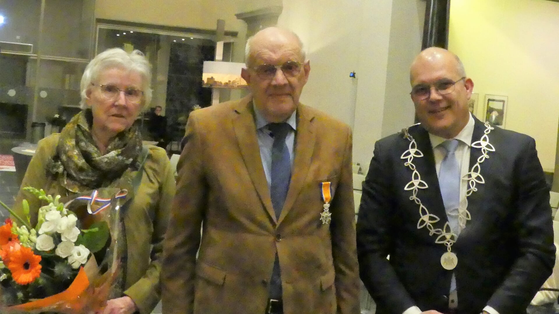 • De heer Bert Drost en zijn vrouw met burgemeester Egbert Lichtenberg.