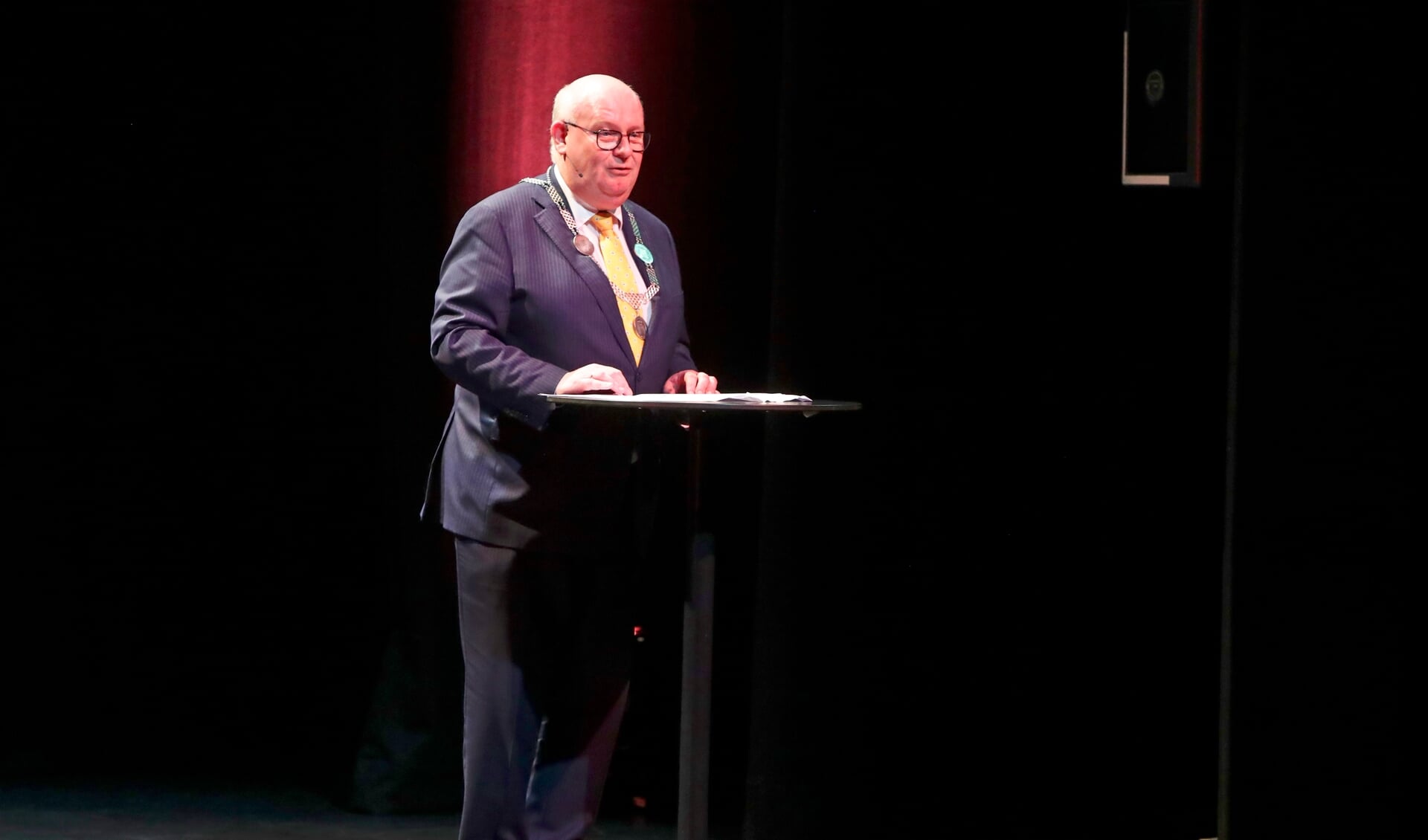 Burgemeester Backhuijs houdt zijn nieuwjaarstoespraak in DE KOM.