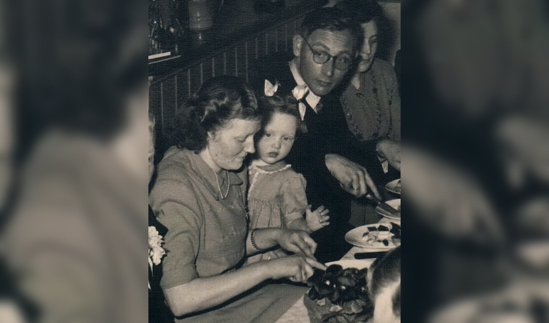 • Teuntje met haar ouders, april 1952. Haar vader verdronk tijdens de watersnood van 1953.