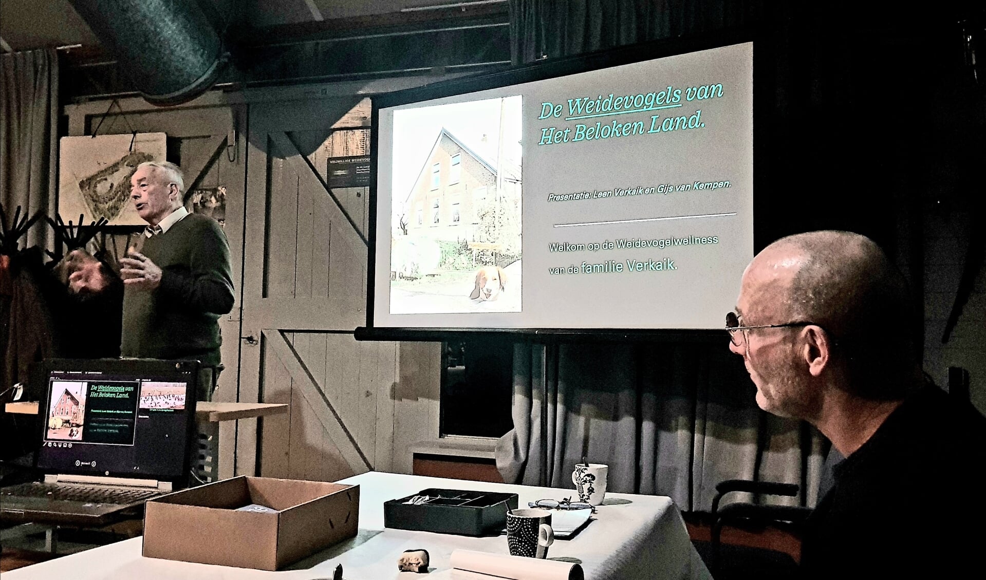 • Leen Verkaik (spreker) van Het Beloken Land en Gijs van Kempen tijdens hun presentatie.
