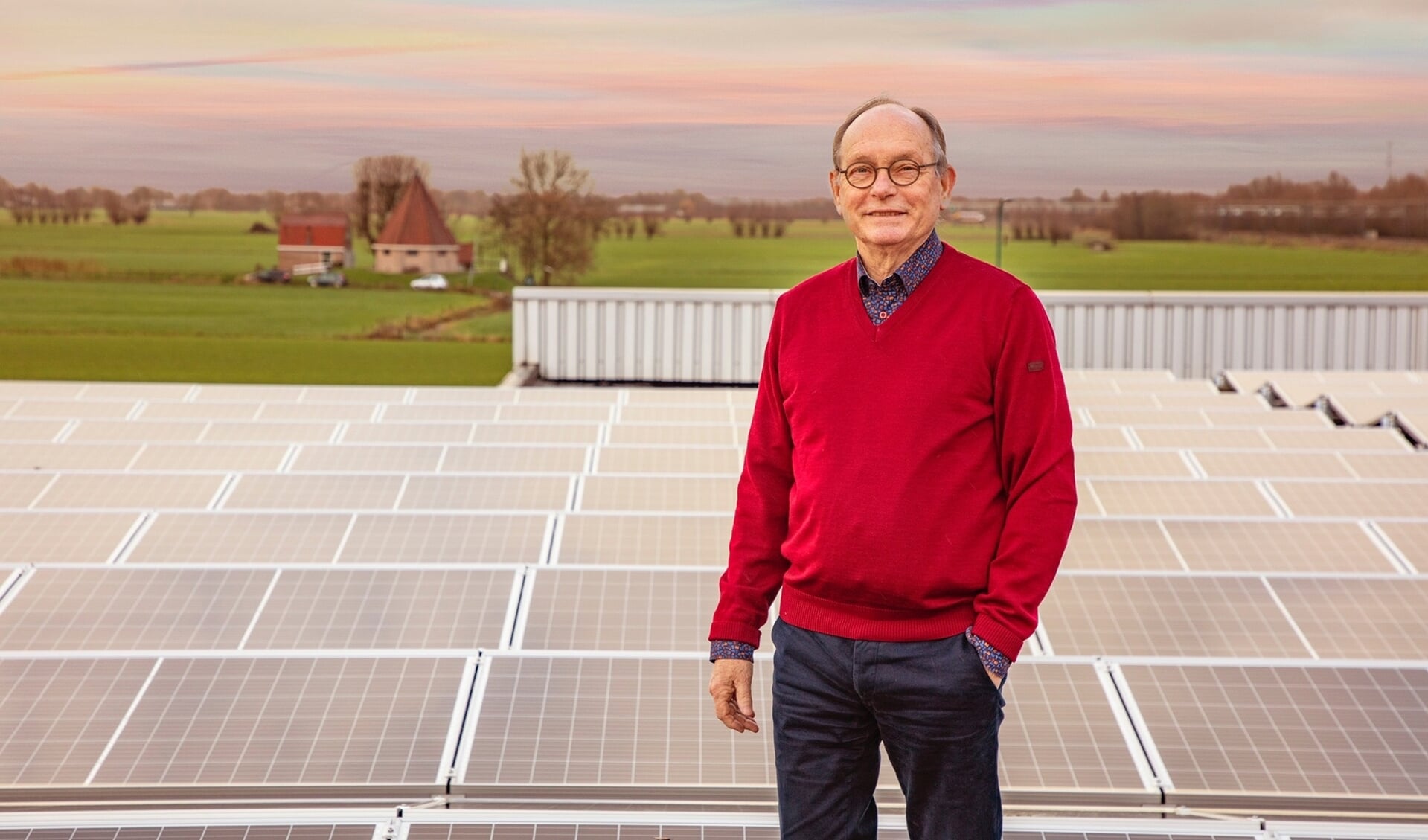 • Koen Hordijk van Woerden Energie op een dak vol zonnepanelen. 