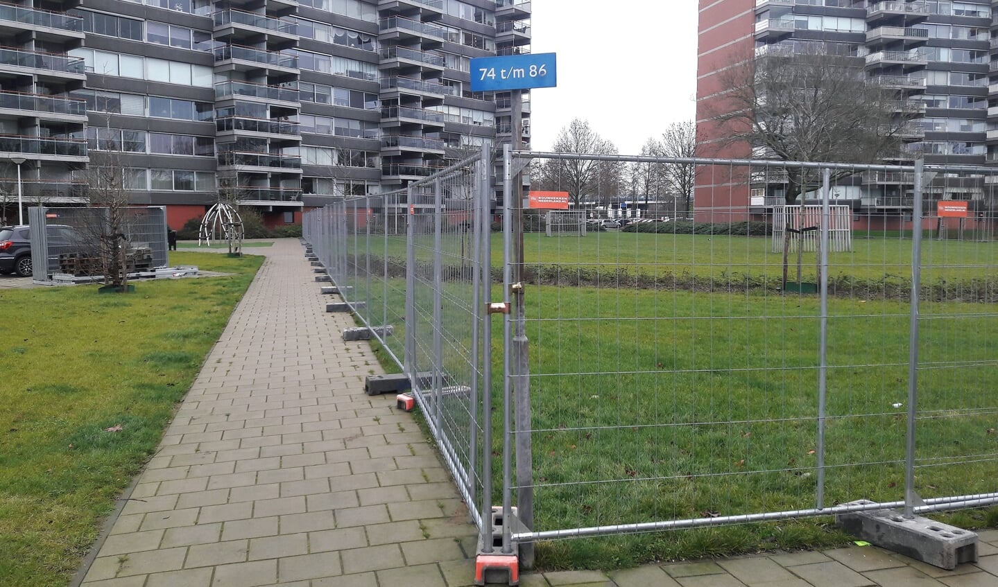 • De hekken zoals die er stonden rondom het trapveld aan de P.J. Oudstraat.