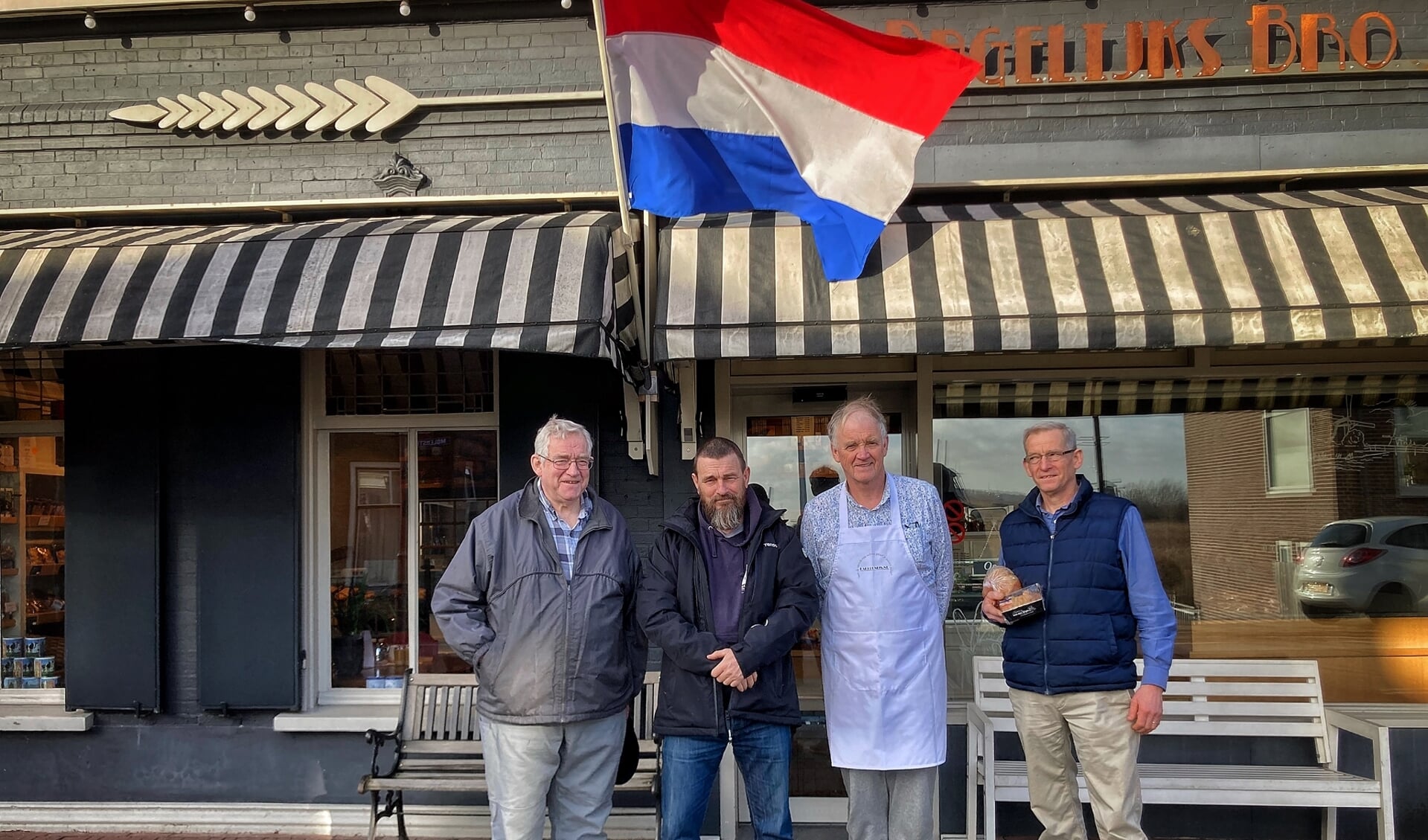 • Vlnr: Nijs (Nick the Dutch baker), Peter Paul Klapwijk (Stichting Ons Dagelijks Brood), neef Nijs en Piet.