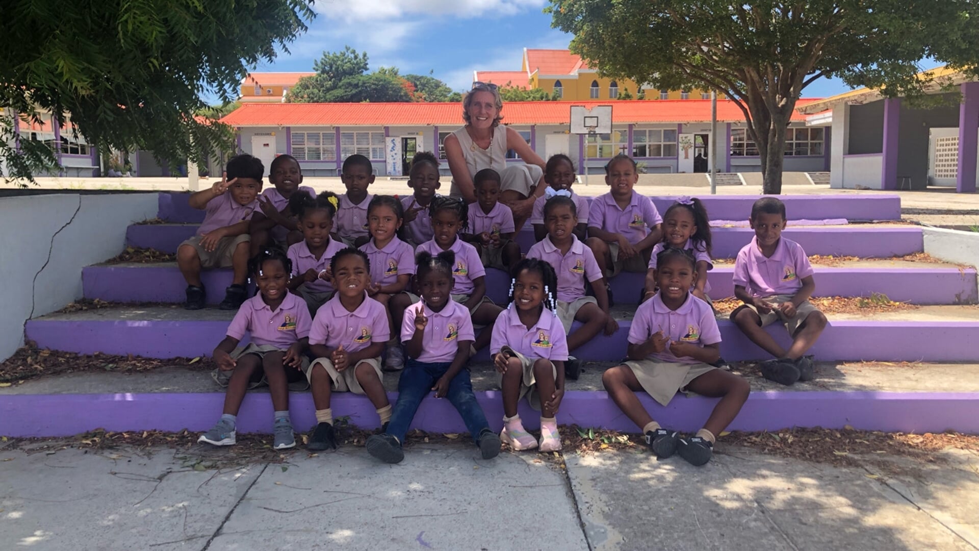 • Sonja Verlaat met de kinderen uit groep 1/2 van de school op Curaçao waar ze les gaf.