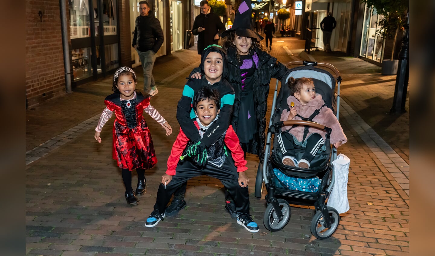Spooktaculaire  halloween lichtjesroute in de binnenstad van Leerdam