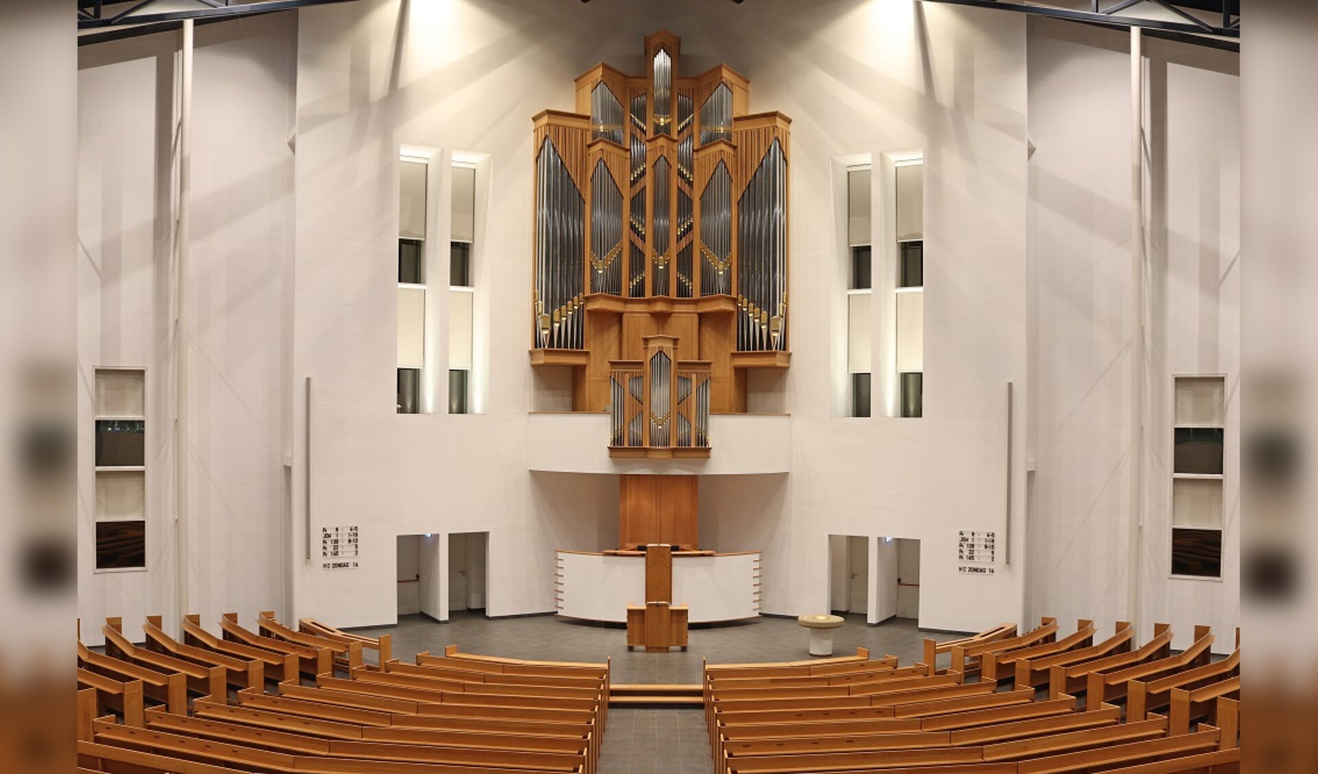Interieur Bethelkerk Geldermalsen met zicht op het liturgisch centrum en Boogaardorgel.