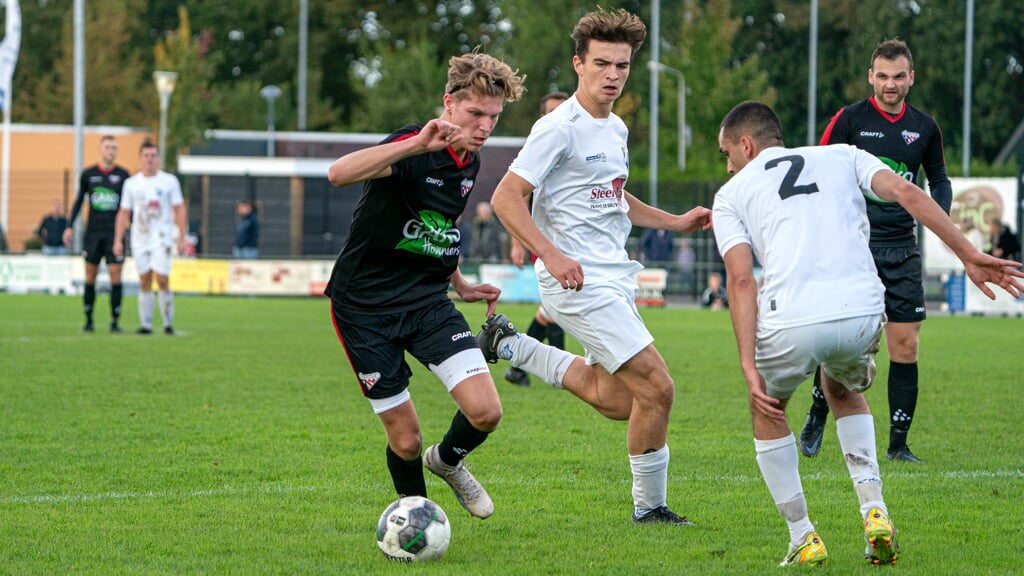 • Joran het Lam in actie tegen Lekvogels (2-2).