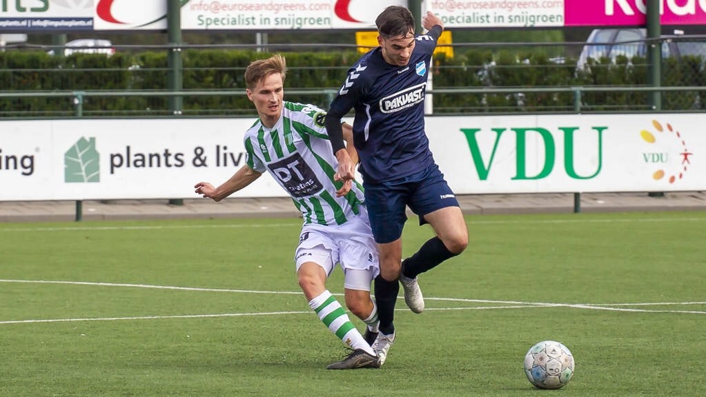 • Fabian Korporaal (l) in actie tijdens een bekerwedstrijd eerder dit seizoen tegen Almkerk.