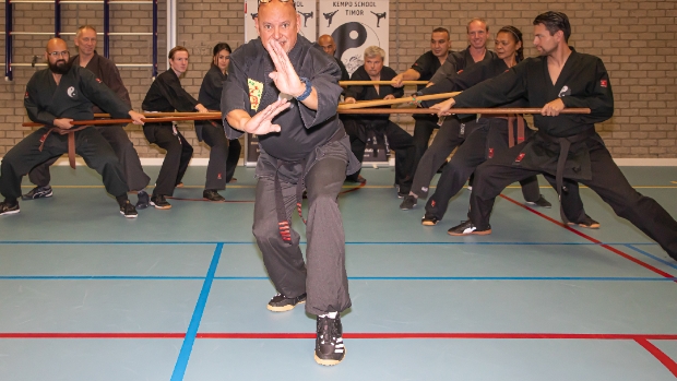 Bevlogen vechtsportleraar Nimphry Nahafahik viert jubileum