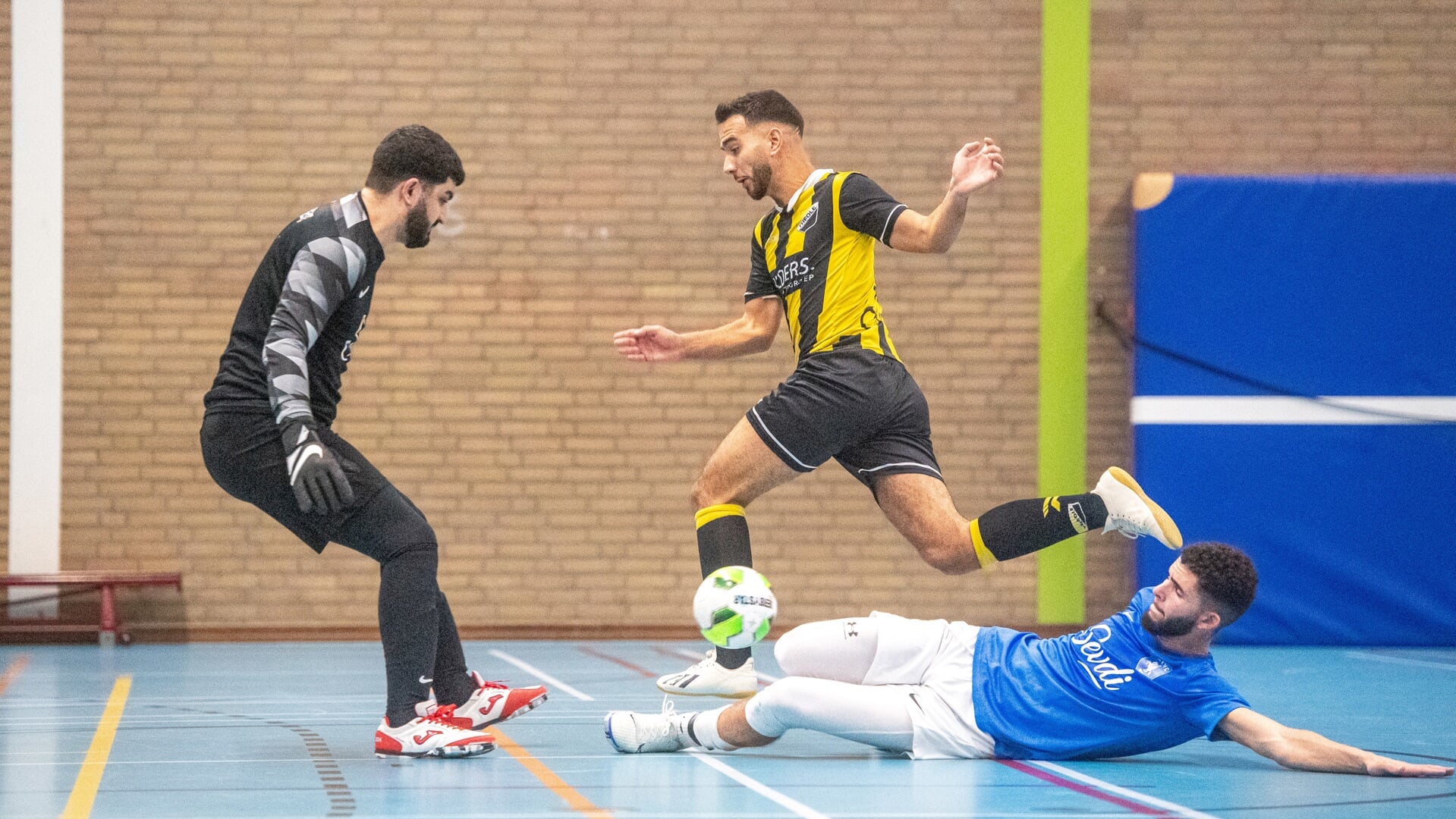 • Het ging er soms hard aan toe tijdens de zaalvoetbalwedstrijd Theole-RKTVC.