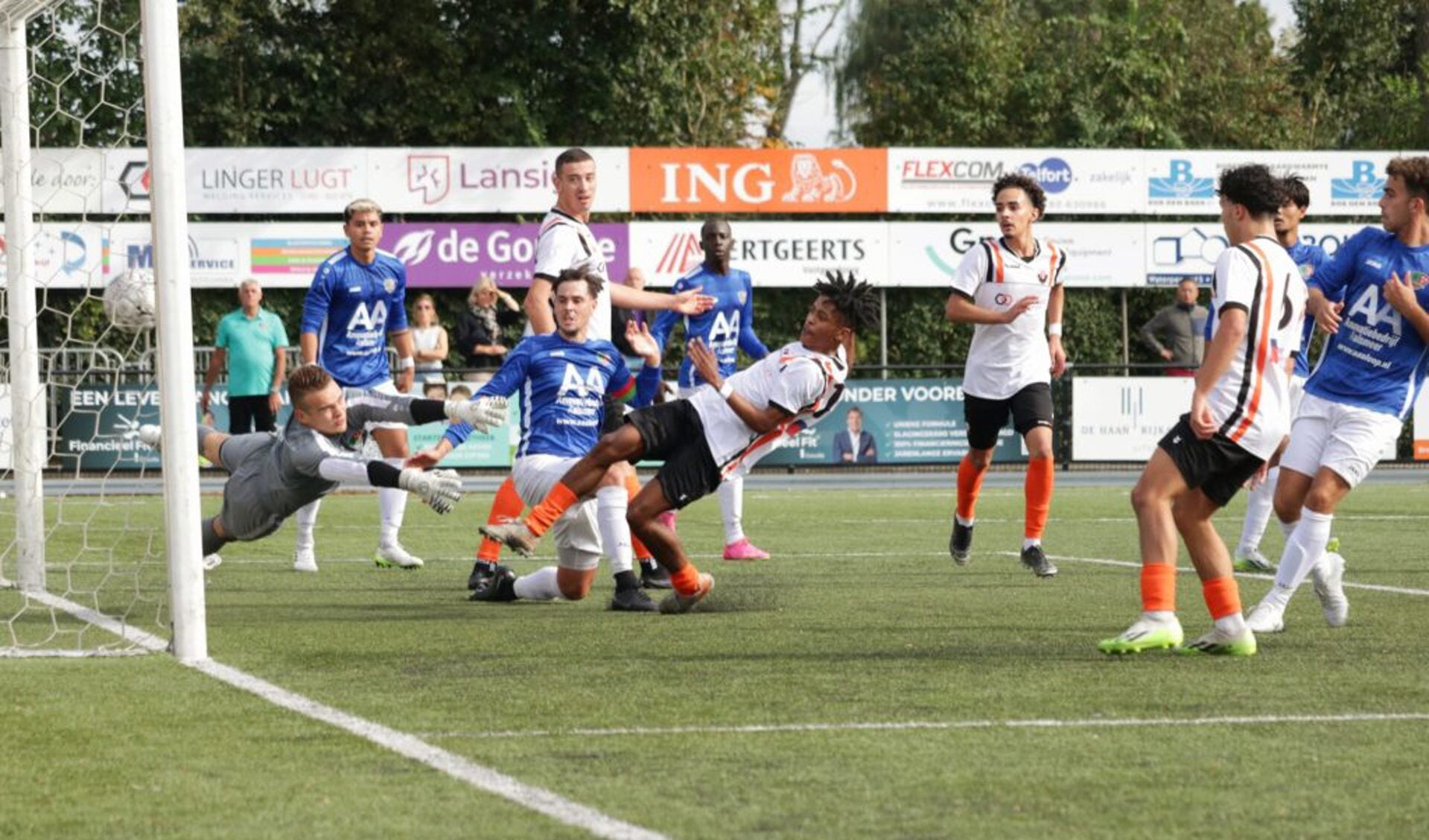 Jodan Boys-aanvaller Quincy Tavares scoort 2-0 tegen Aalsmeer.