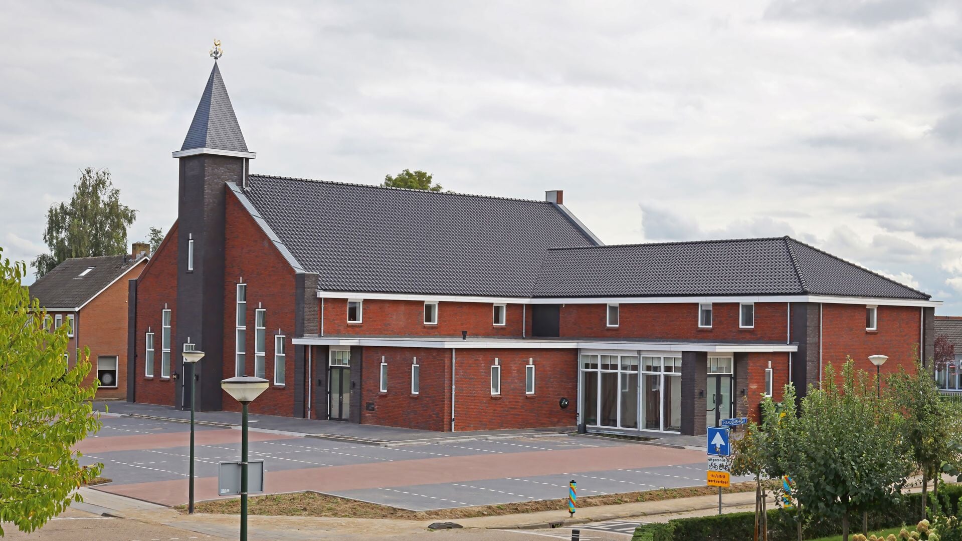 • Het nieuwe kerkgebouw van de Gereformeerde Gemeente in Veen.