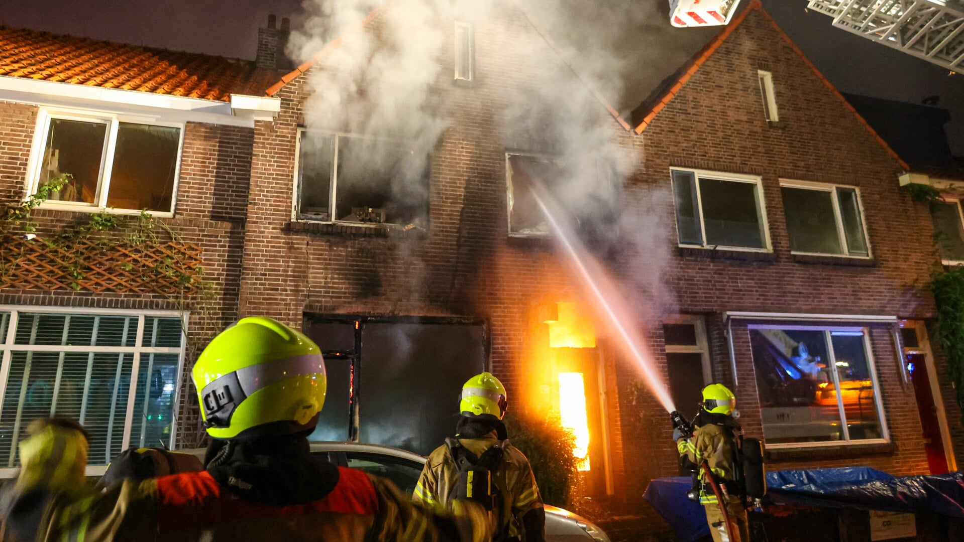 Bij de woningbrand kwam de vader van het gezin om het leven, moeder en twee kinderen werden naar het ziekenhuis gebracht met verwondingen.
