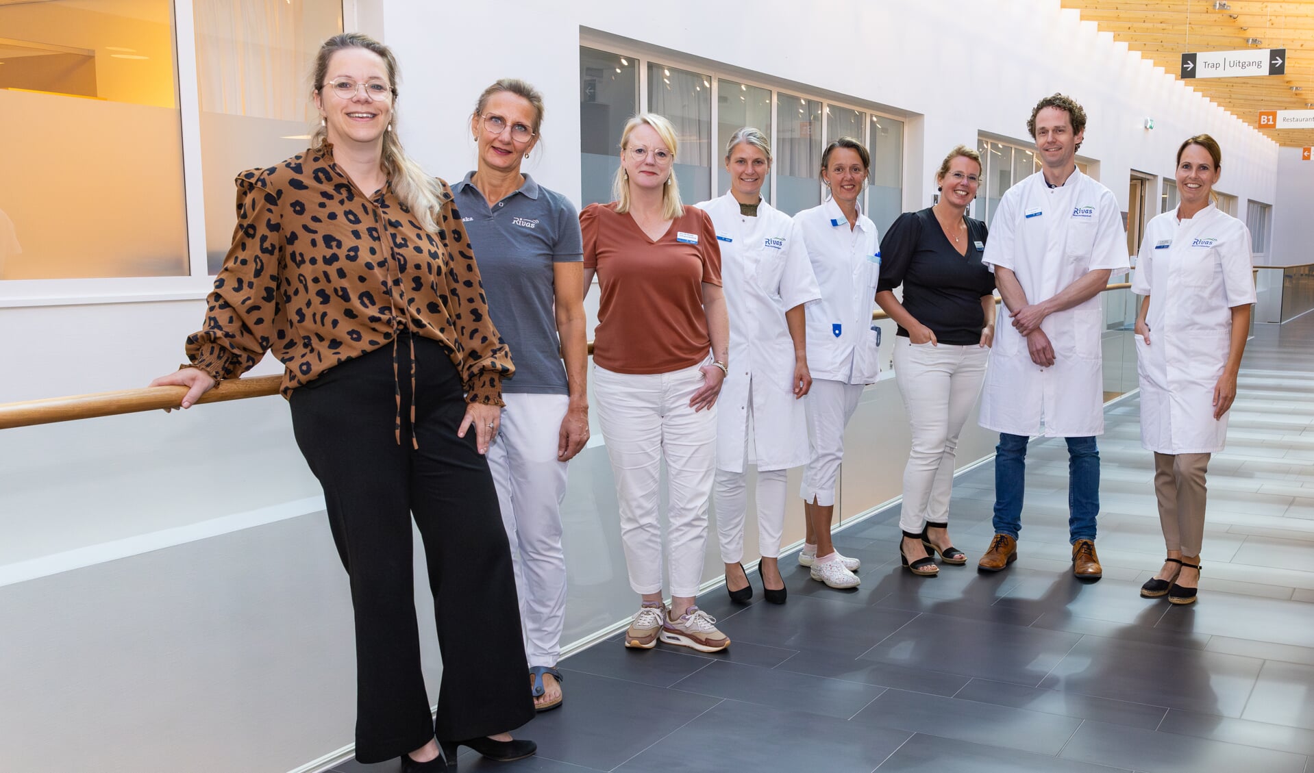 • Op de foto v.l.n.r.: Janneke Tukker-Swijnenburg (programmamanager oncologie en palliatieve zorg), Mariska Froeling (fysiotherapeut), Jet Hellema (psycholoog), Suzanne Last-Koopmans (hematoloog), Marieke de Groot-Bakker (oncologieverpleegkundige), Ingeborg Pos-van der Horst (verpleegkundig consulent Oncologie), Aram van Brussel (oncoloog), Sandra den Besten-van Herk (verpleegkundig specialist). Niet op de foto, wel in het AYA-team: Ben Oosterom (geestelijk verzorger).