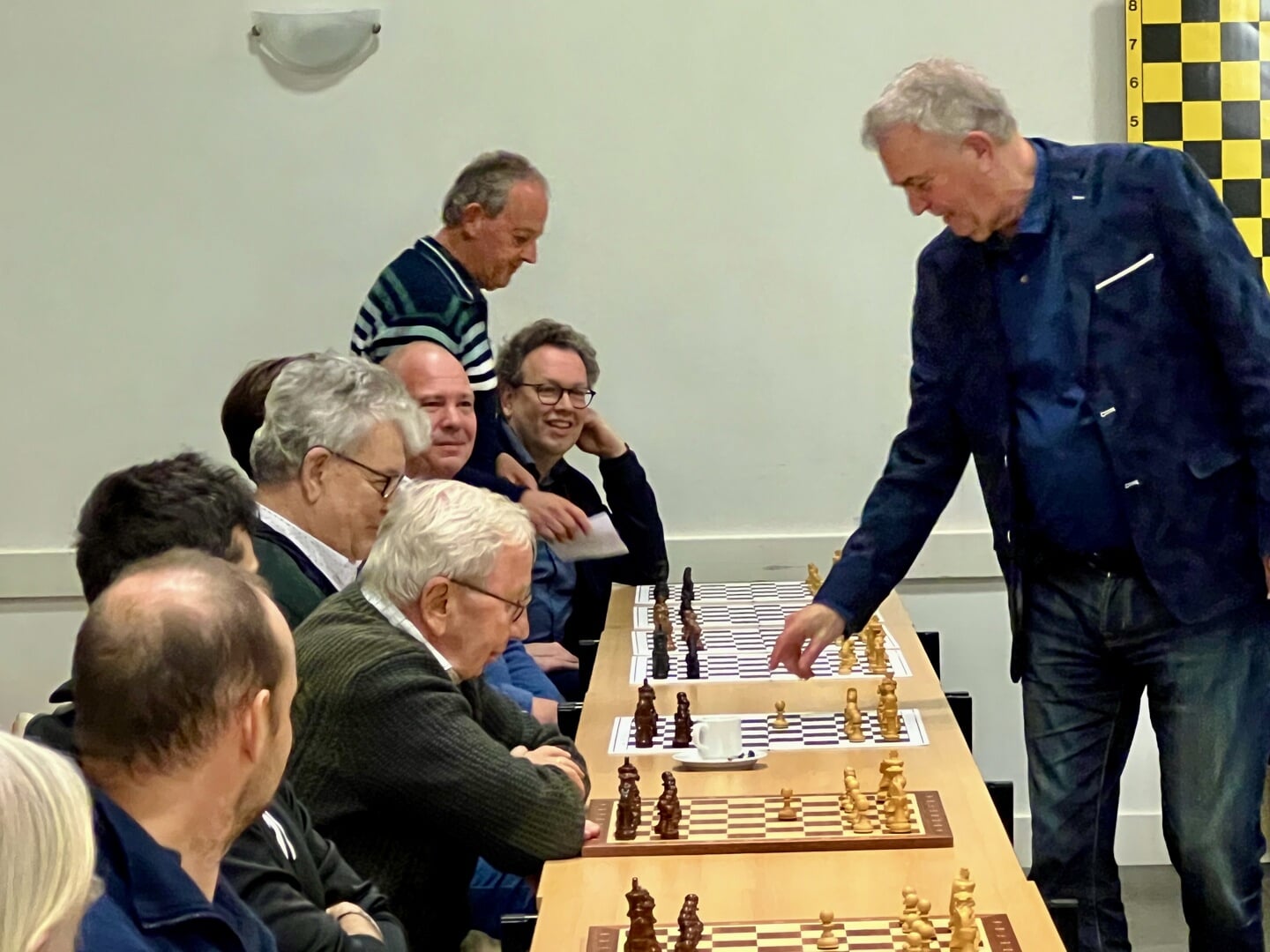 • Schaakmeester Hans Böhm aan zet tijdens schaaksimultaan