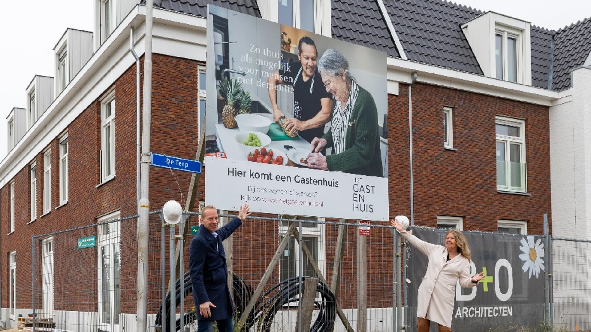 • Alwin van Deutekom – van Wees en Marianne van der Veer bij bouwplaats van Gastenhuis Geldermalsen. 