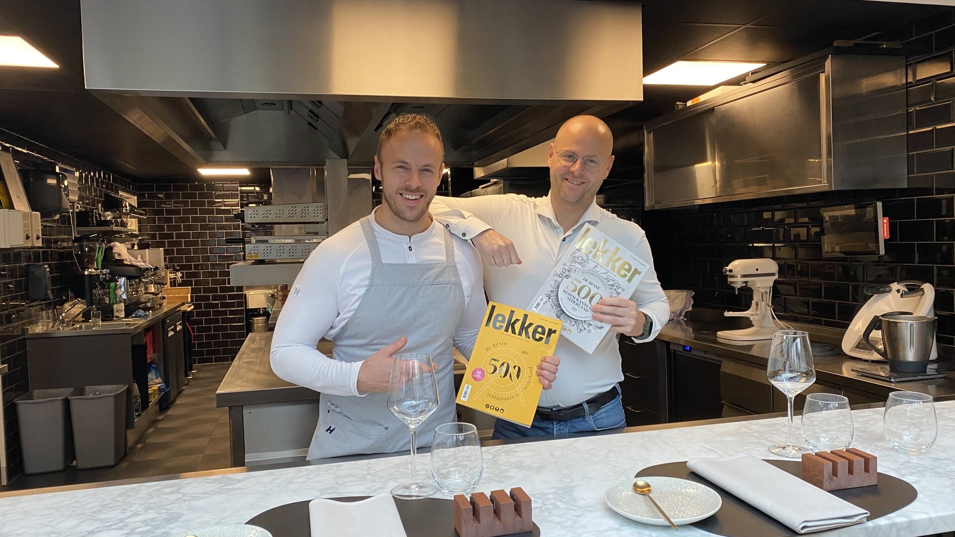 • René en Arjan de Groot met de twee Lekker 500-edities.