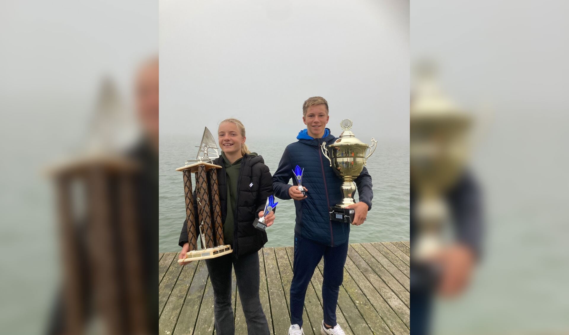 • Anna met de IJspegeltrofee naast teamgenoot Joep.